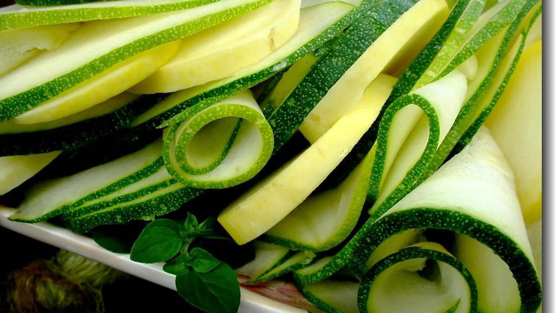 Mengubah zucchini menjadi seni di piring makan Anda