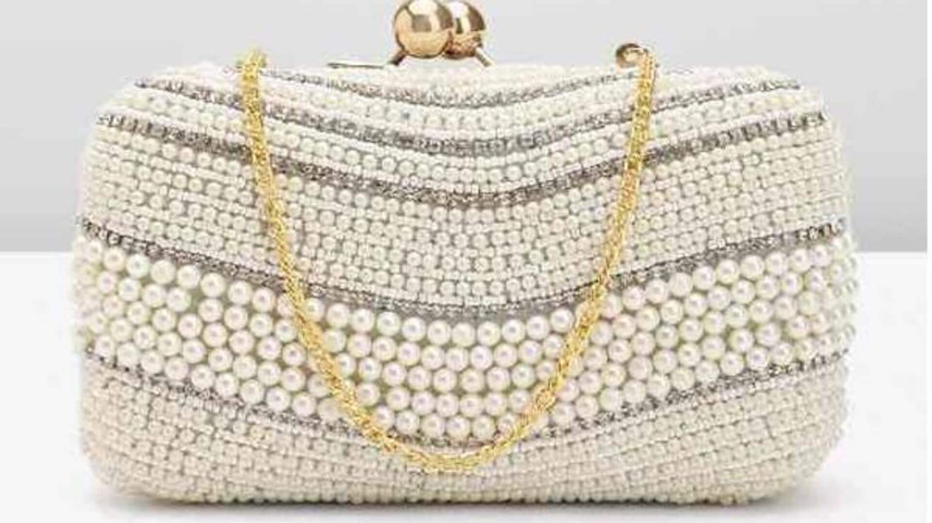 Lima gaya clutch manik-manik untuk pesta musim dingin India