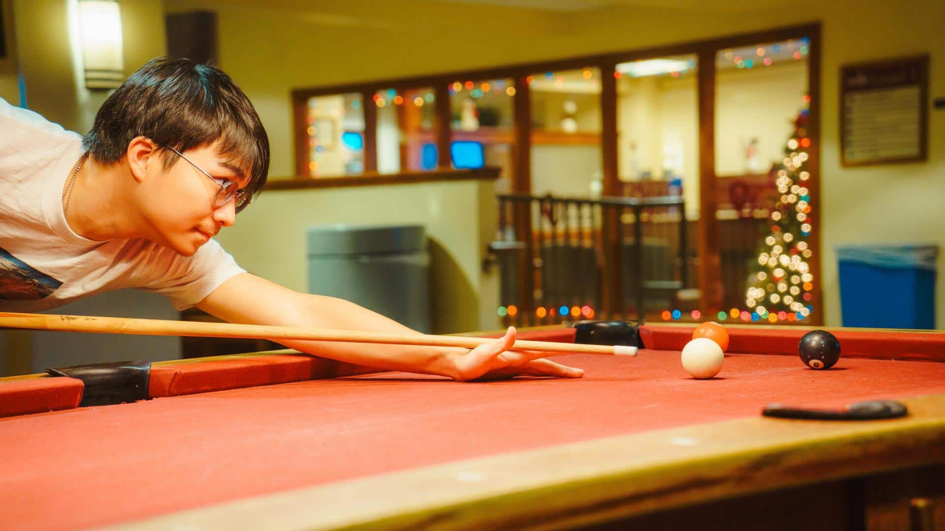 Mengapa ruang snooker memerlukan keheningan total?