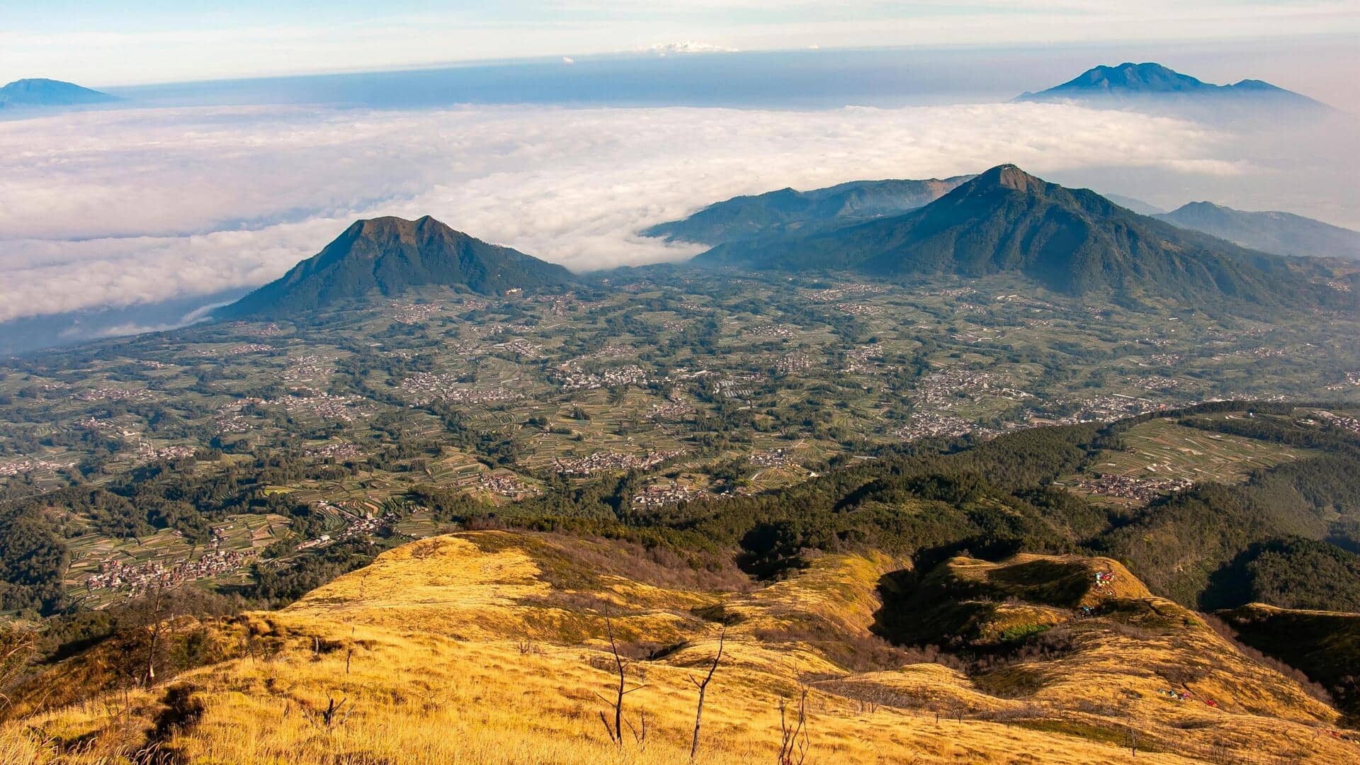Gunung Berapi di Jawa: Jalur Tak Terjamah untuk Pendaki Petualang Gunung Berapi di Jawa: Jalur Tak Terjamah untuk Pendaki Petualang