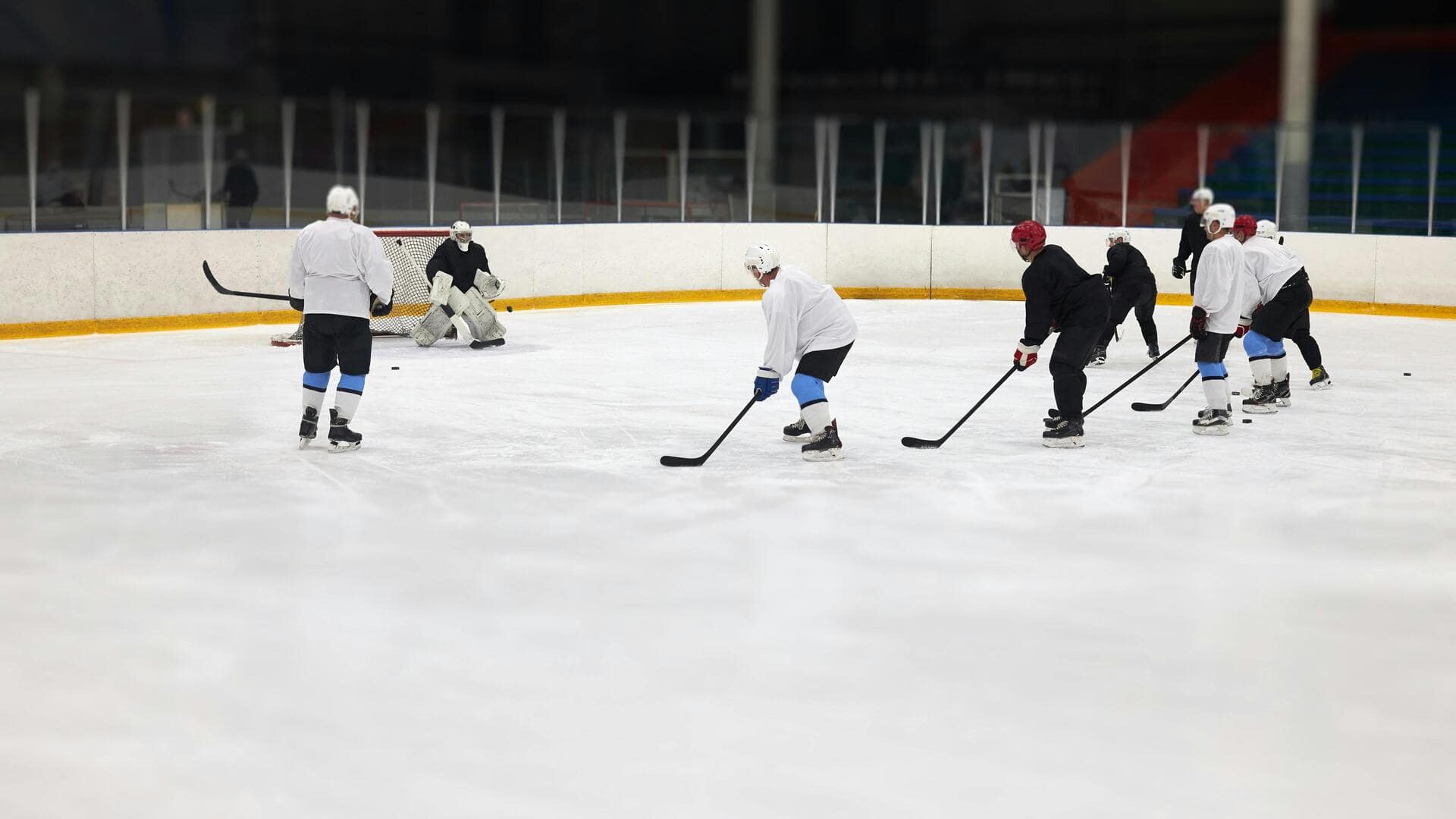 Pentingnya papan transparan di lapangan hoki es