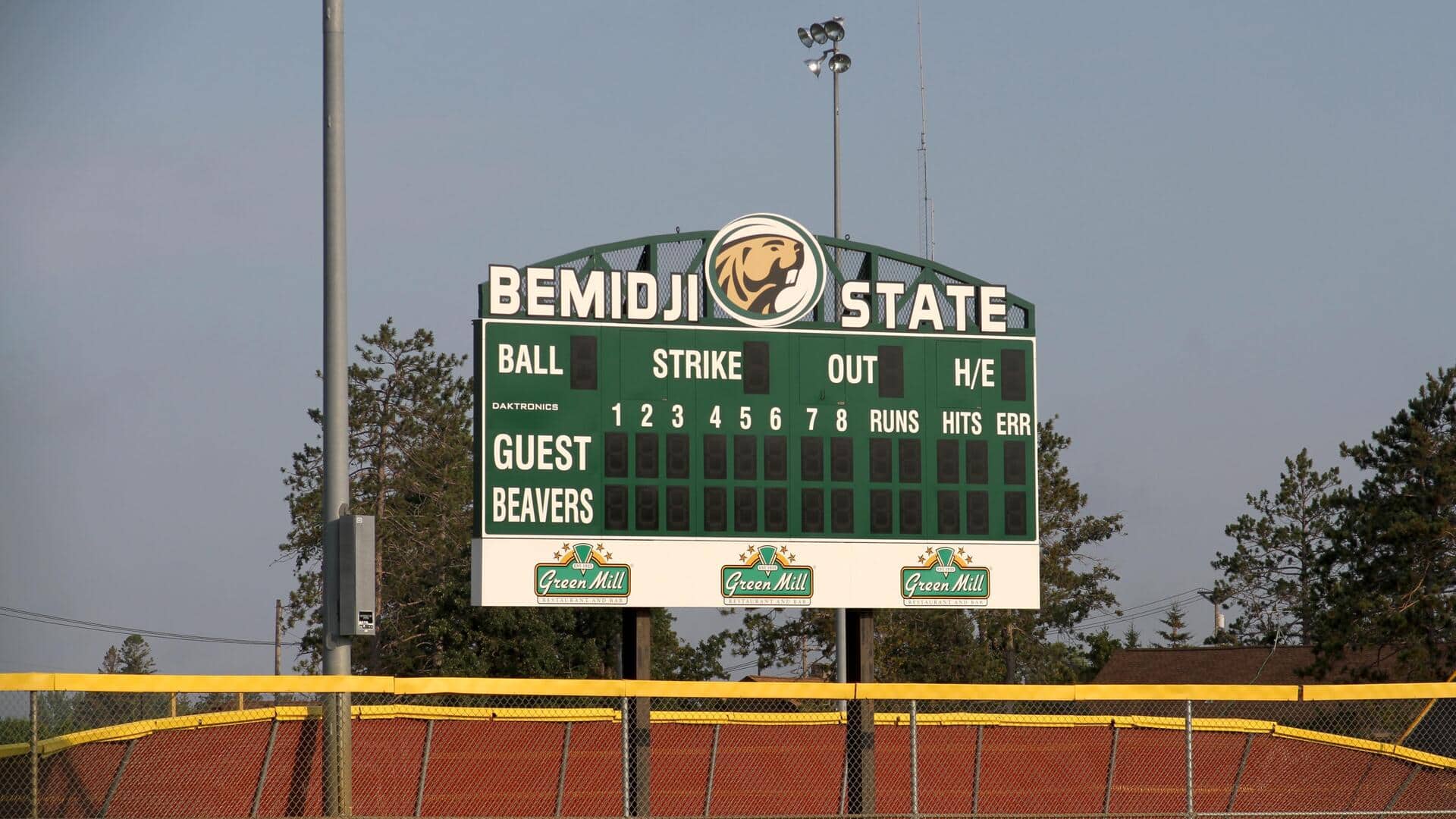 Mengapa tim tuan rumah selalu dicetak kedua dalam skor olahraga?