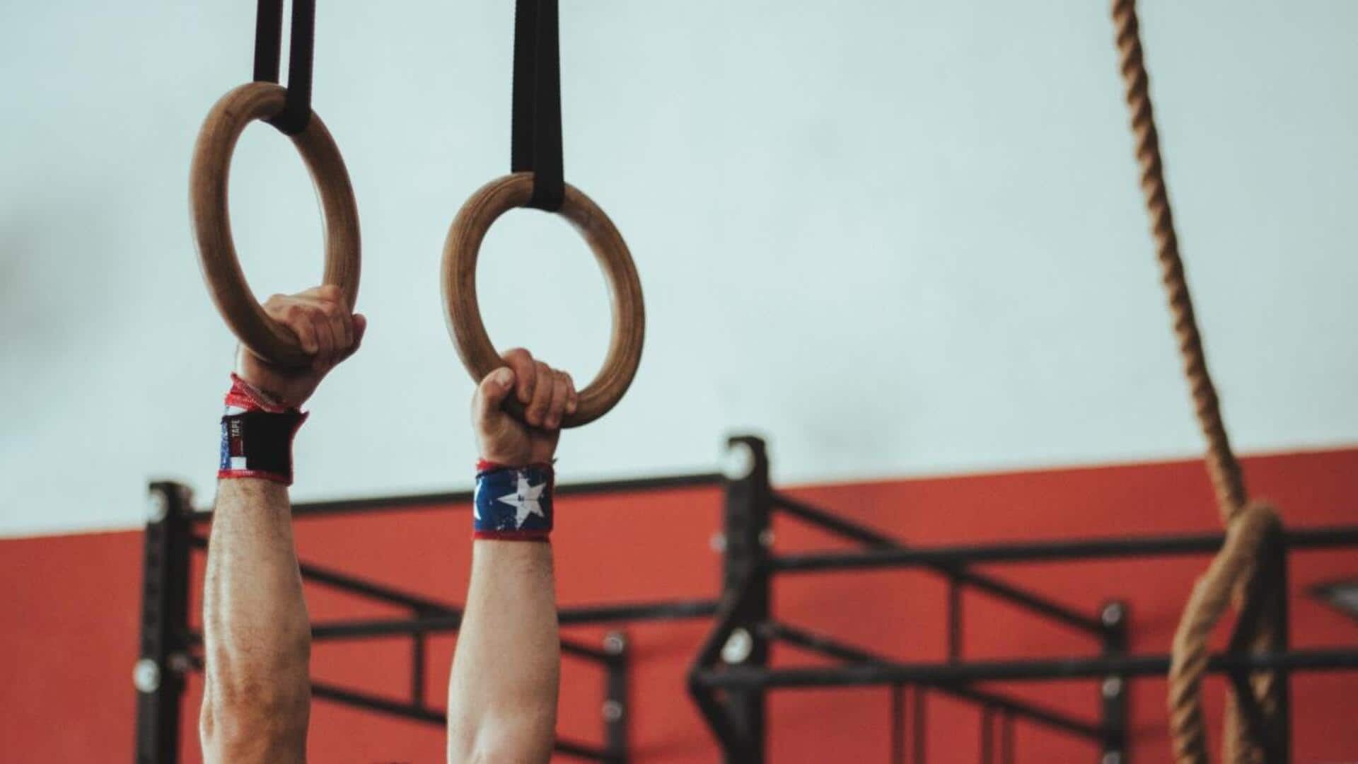 Melatih kekuatan tubuh bagian atas dengan Ring Dips