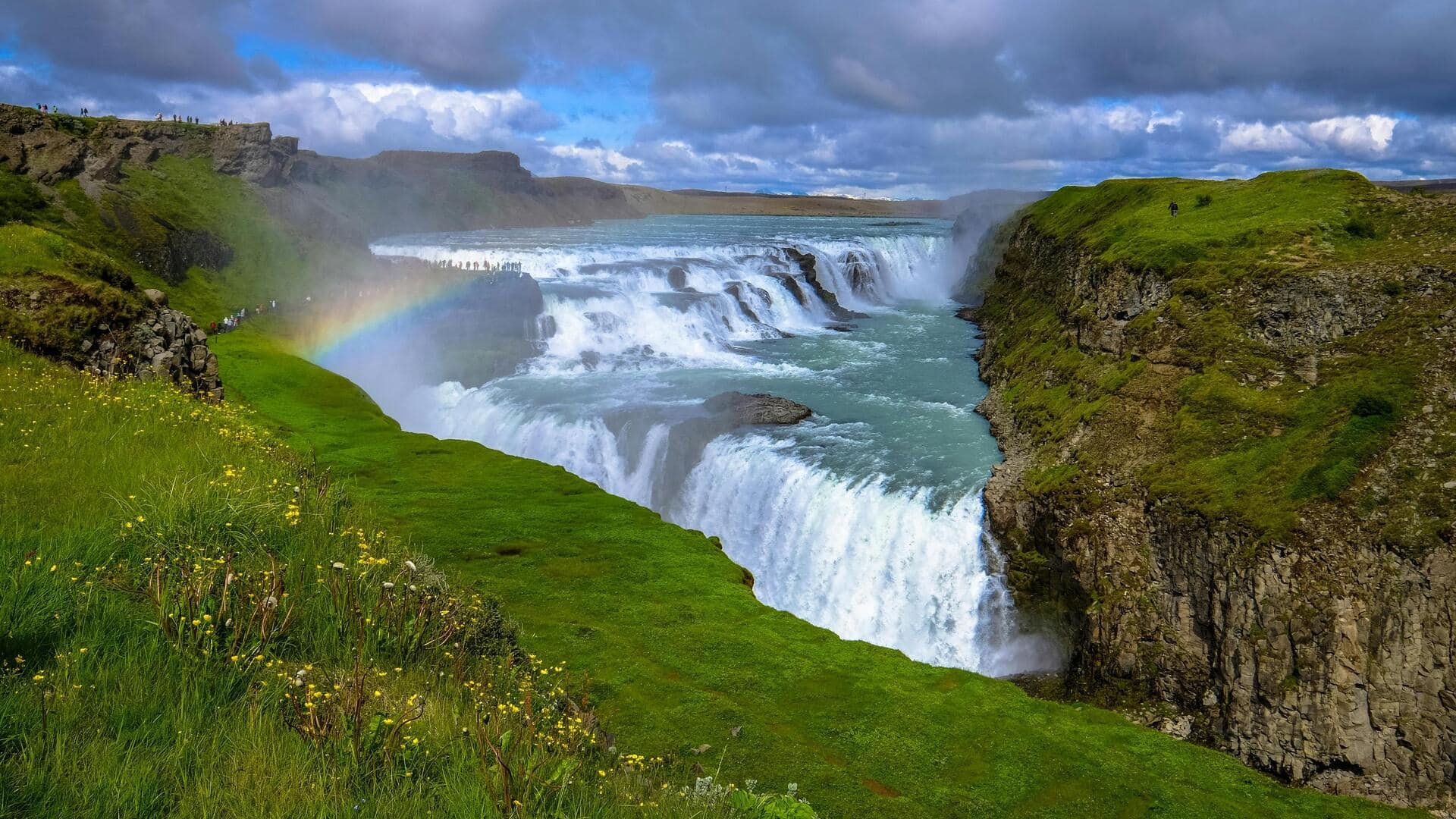 Menjelajahi Keindahan Air Terjun Gullfoss, Islandia