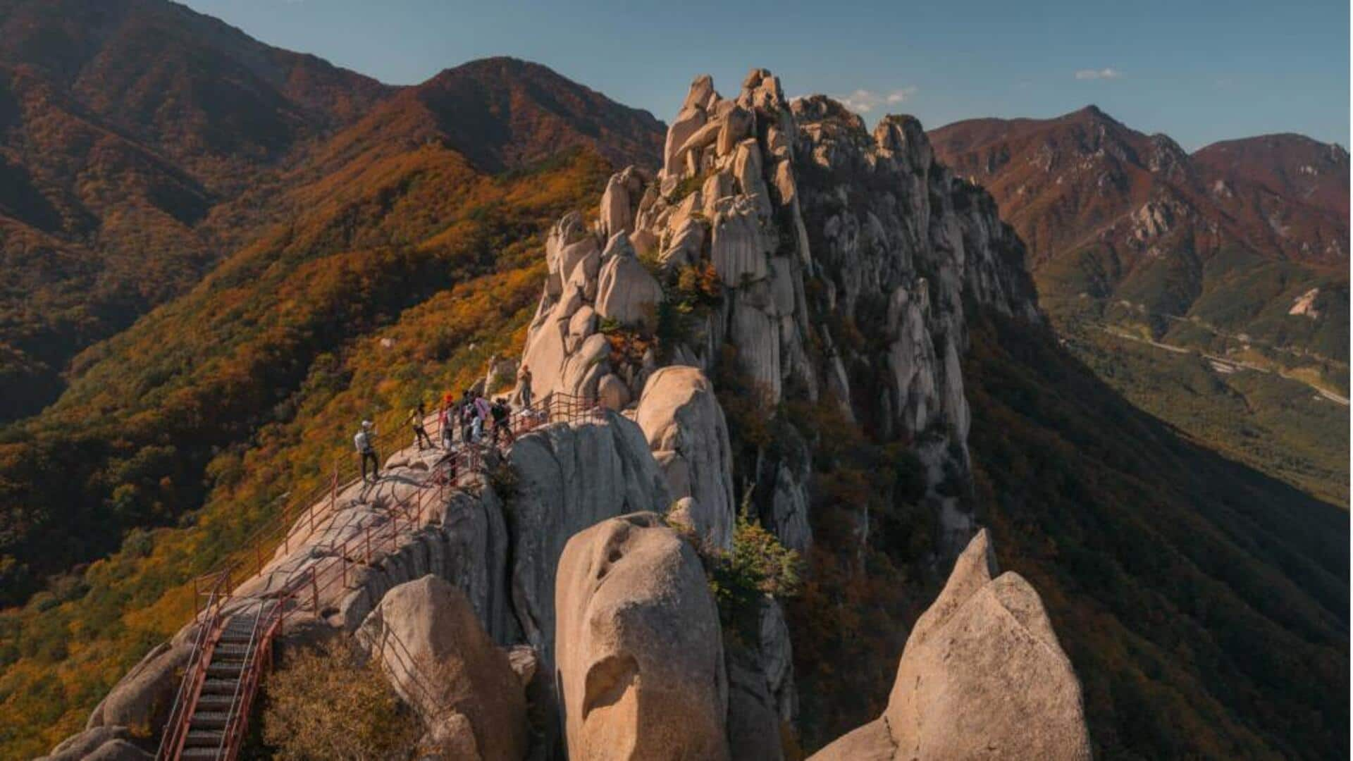 Mendaki Tebing di Puncak Gunung Seoraksan, Korea Selatan