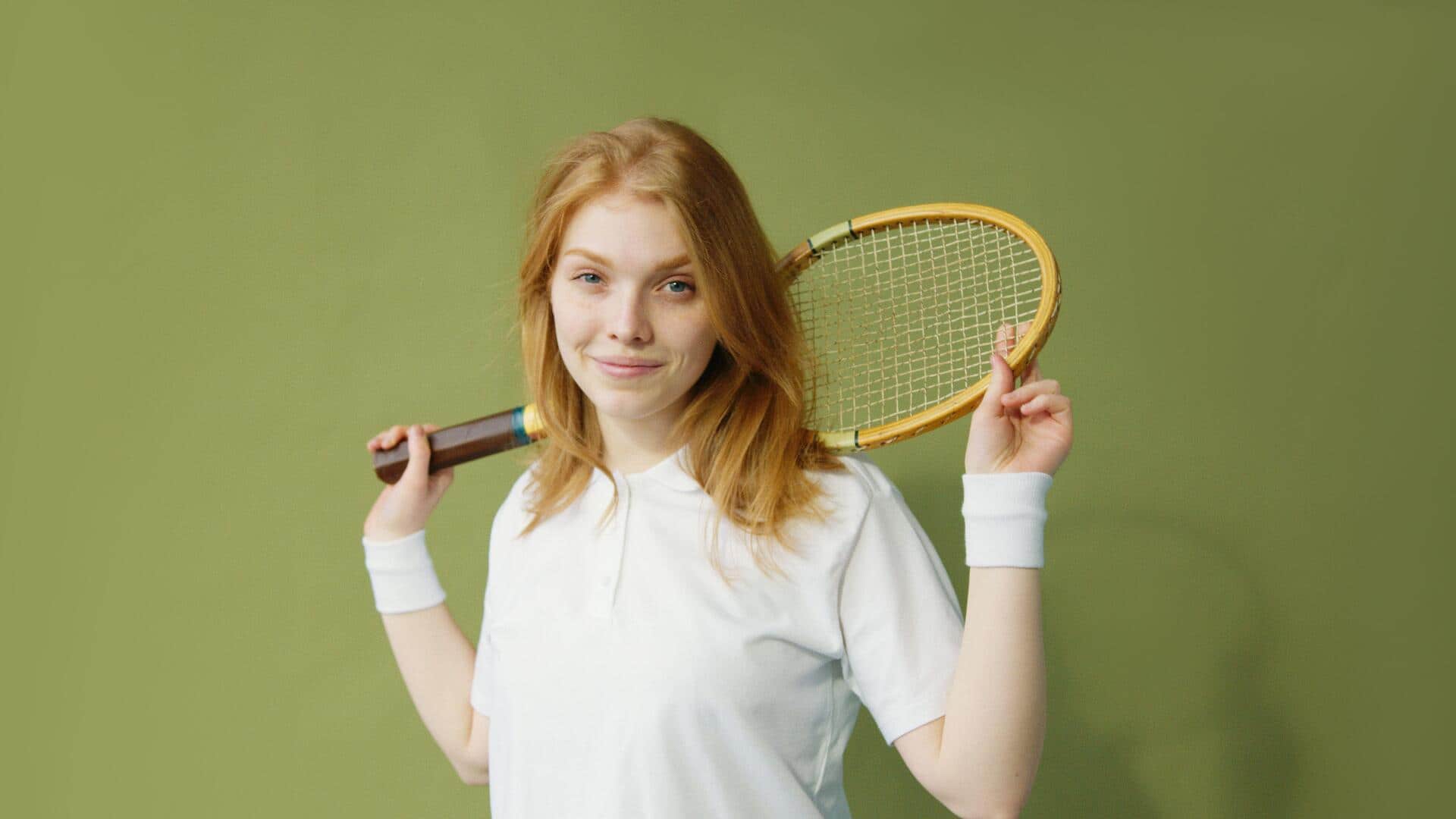 Mengapa pemain tenis memakai wristband saat bertanding?