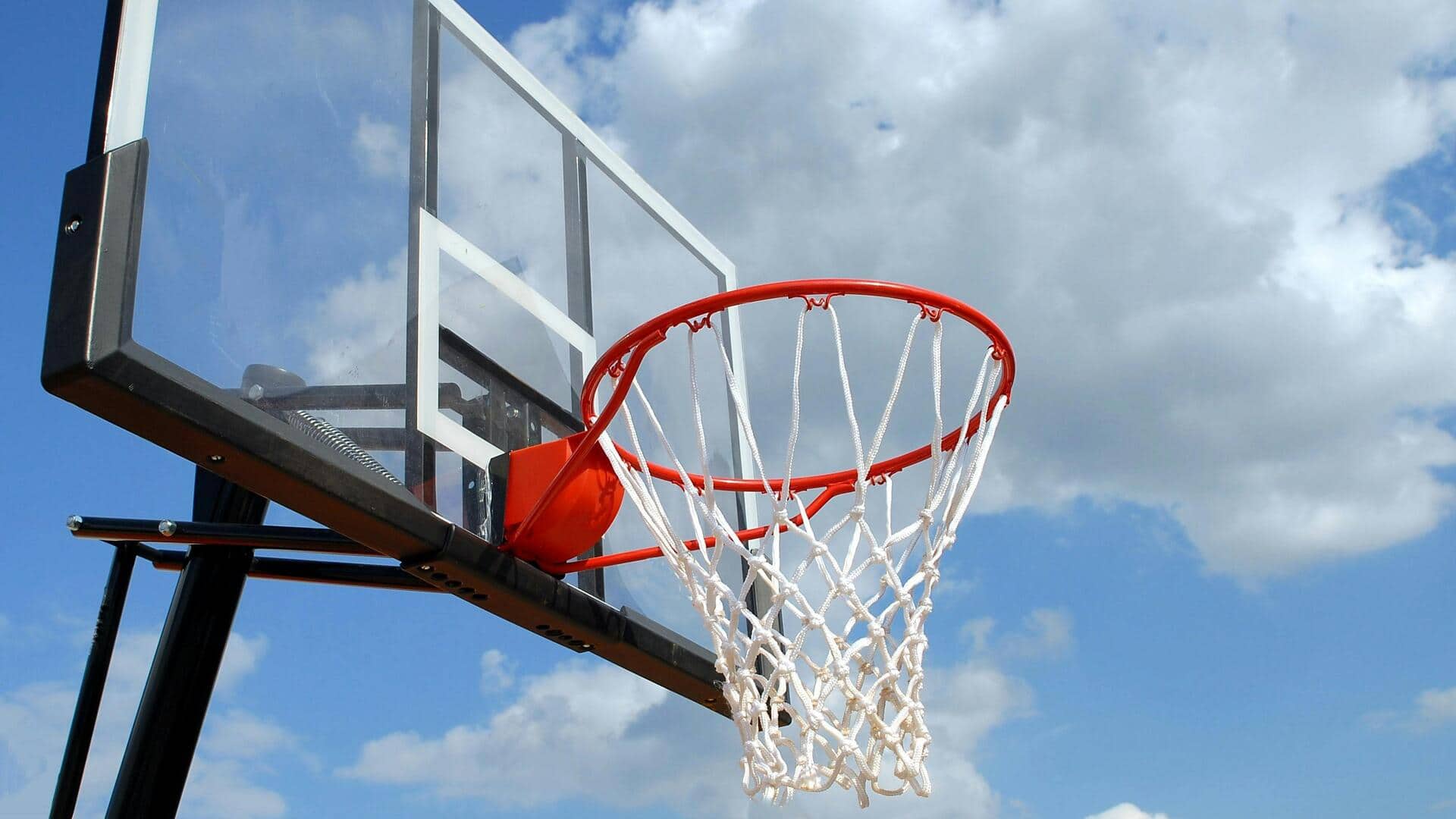 Mengapa ring basket selalu berwarna oranye? Mengapa ring basket selalu berwarna oranye?