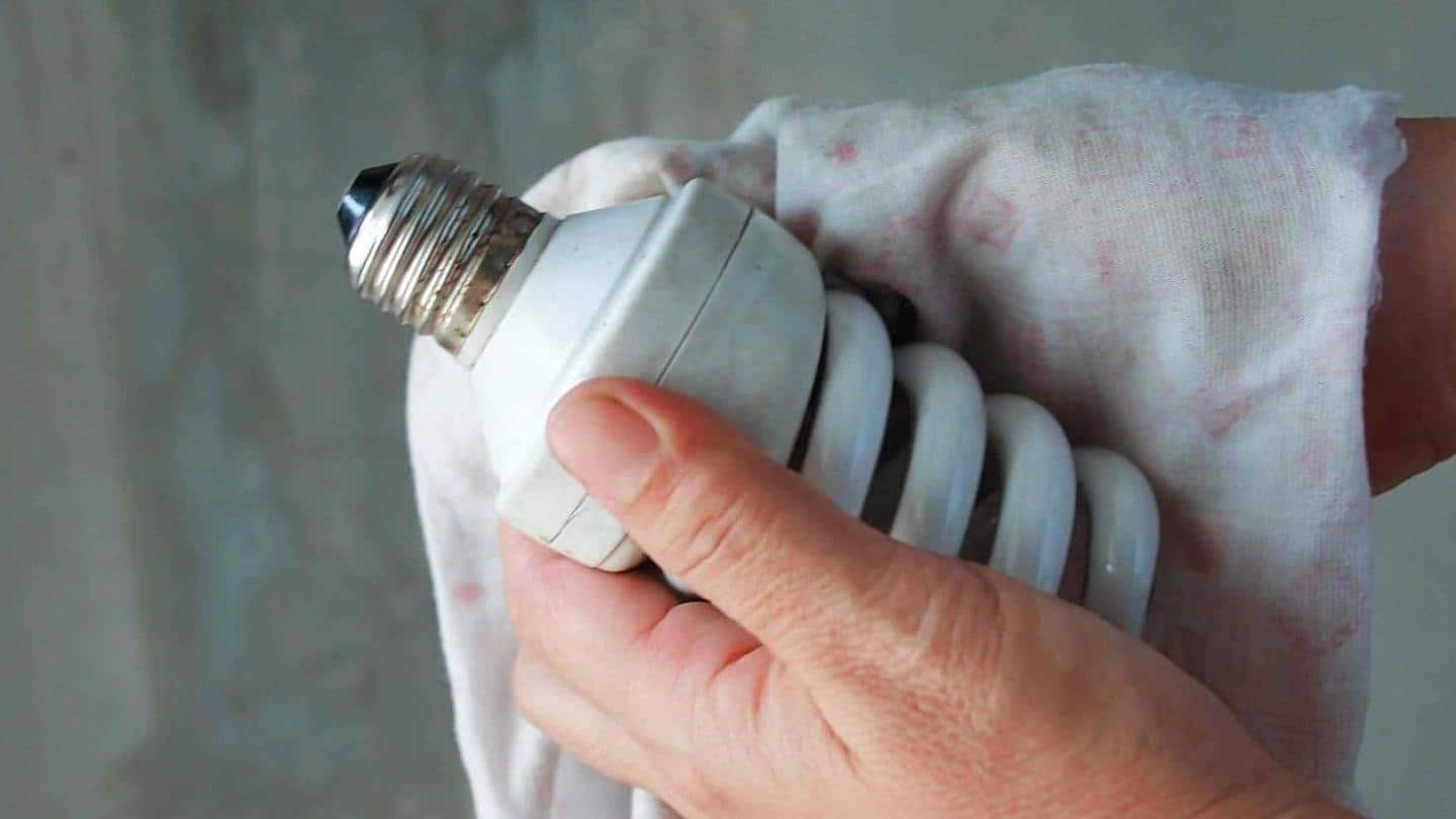 Pegang lampu dengan hati-hati saat membersihkan Pegang lampu dengan hati-hati saat membersihkan