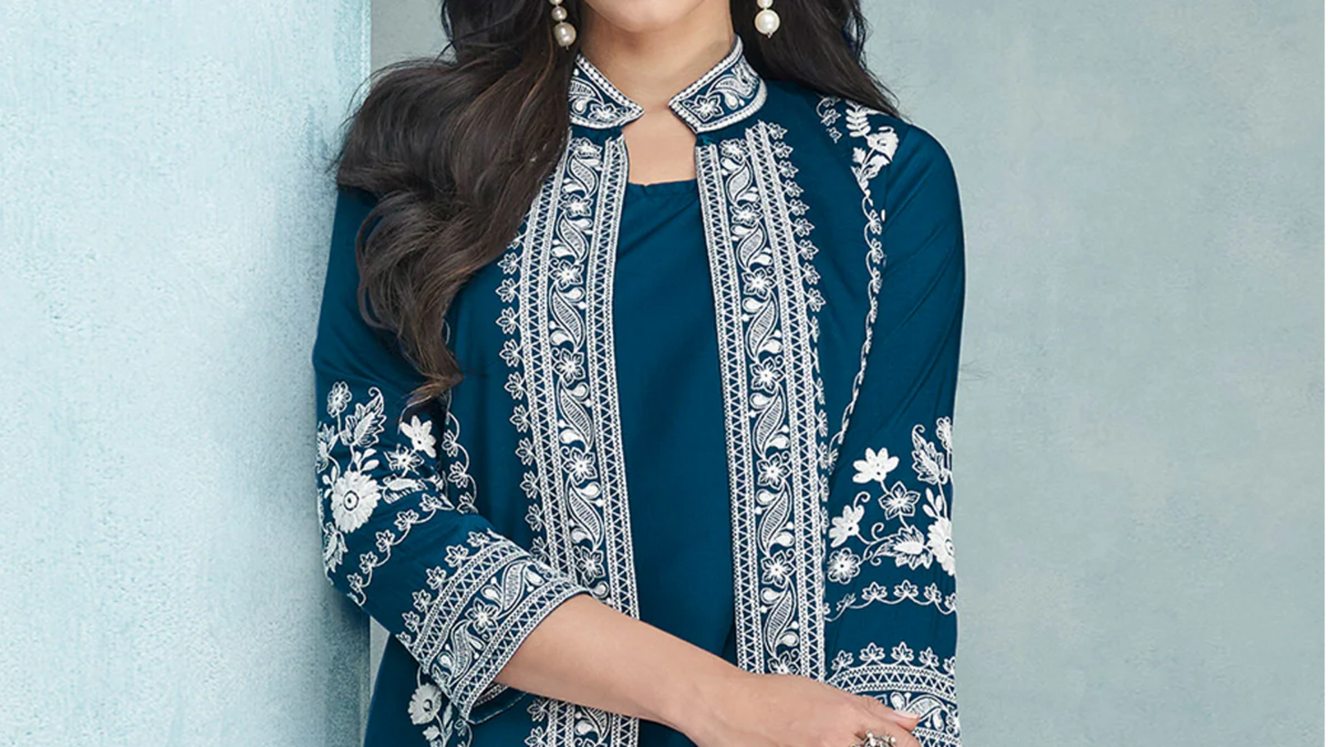 Transformasi kurti dengan jaket bordir untuk nuansa meriah