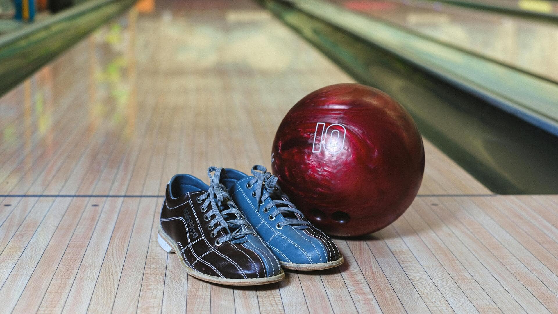 Mengapa sepatu bowling tidak memiliki grip? Mengapa sepatu bowling tidak memiliki grip?