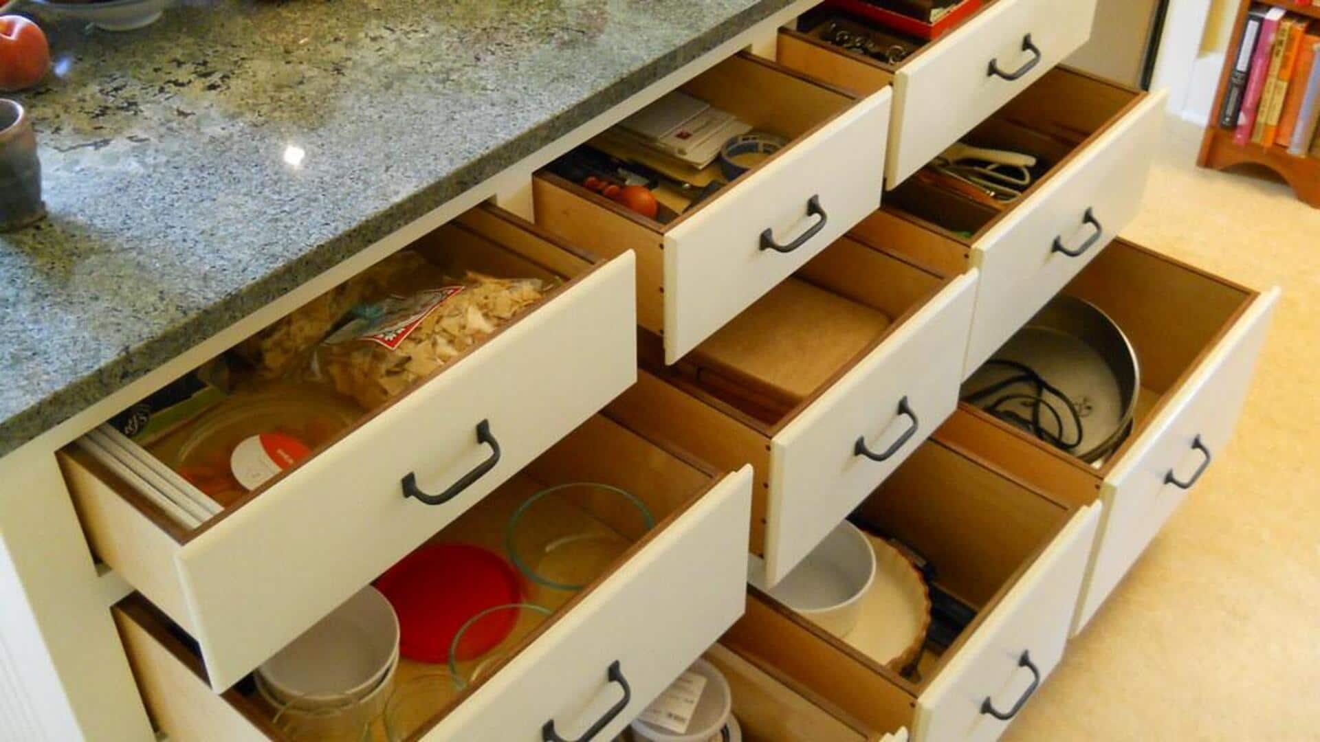 Lima trik abadi untuk mengatur laci dapur Anda