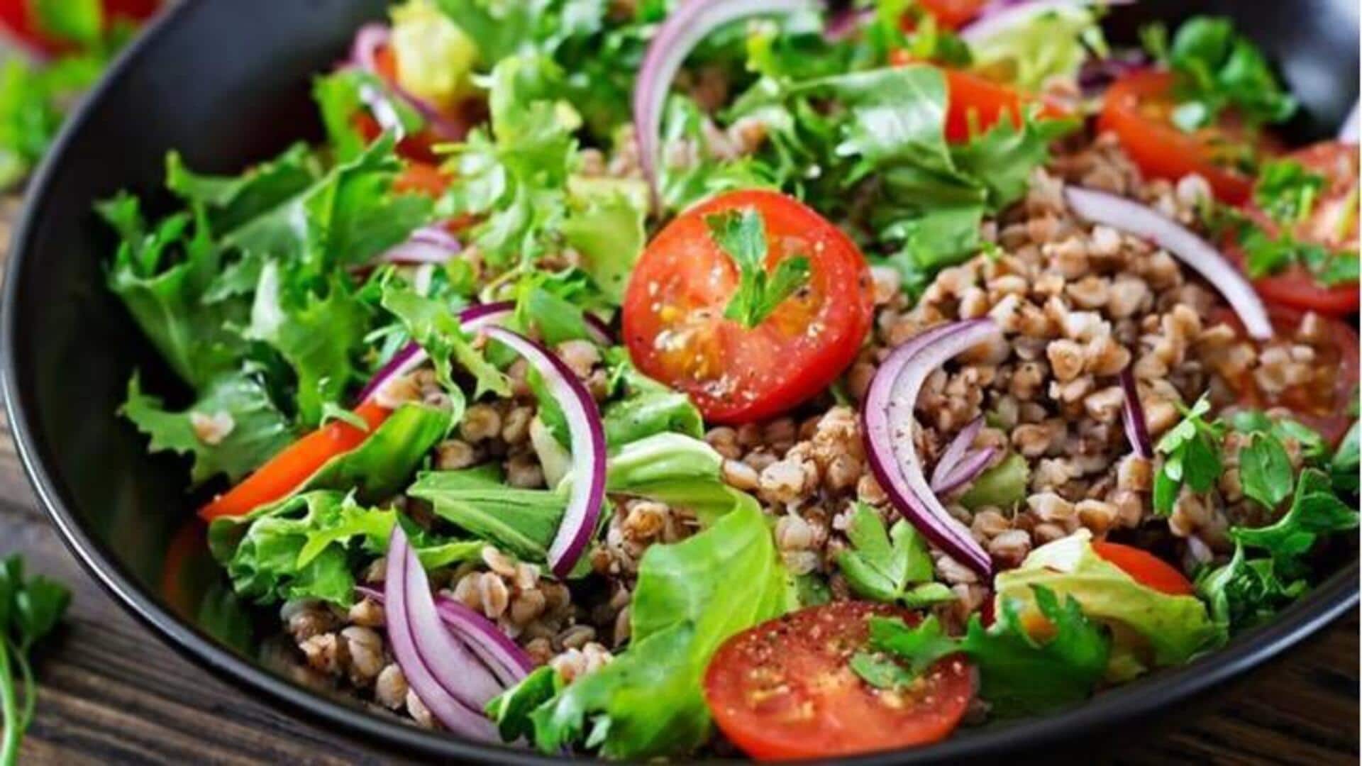 Salad dengan biji-bijian kuno untuk ditambahkan ke diet harian Anda