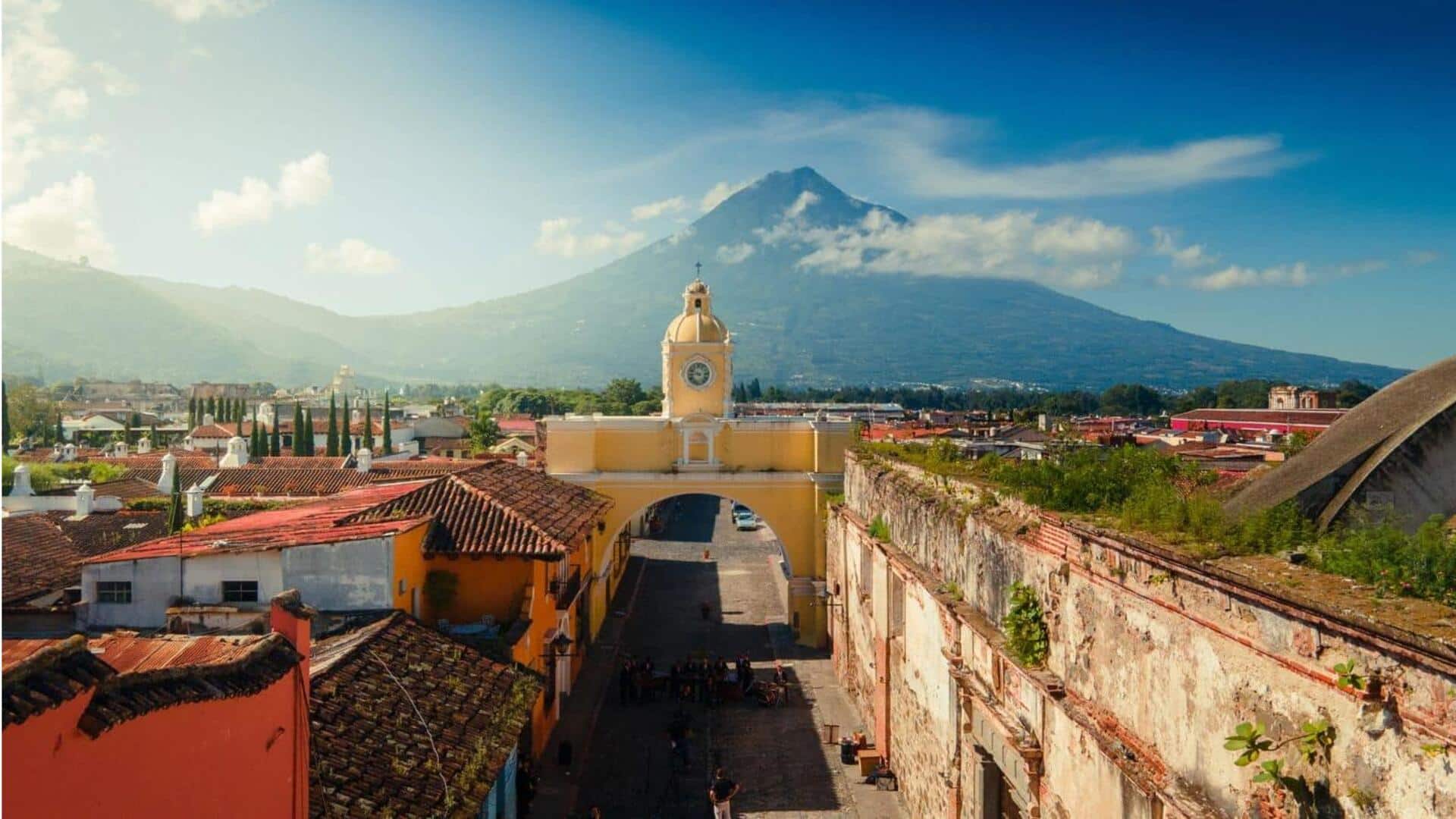 Daki gunung berapi yang megah di Antigua, Guatemala