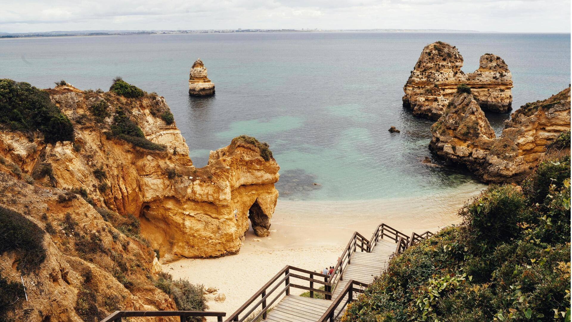 Keindahan Tebing dan Pantai Algarve di Portugal