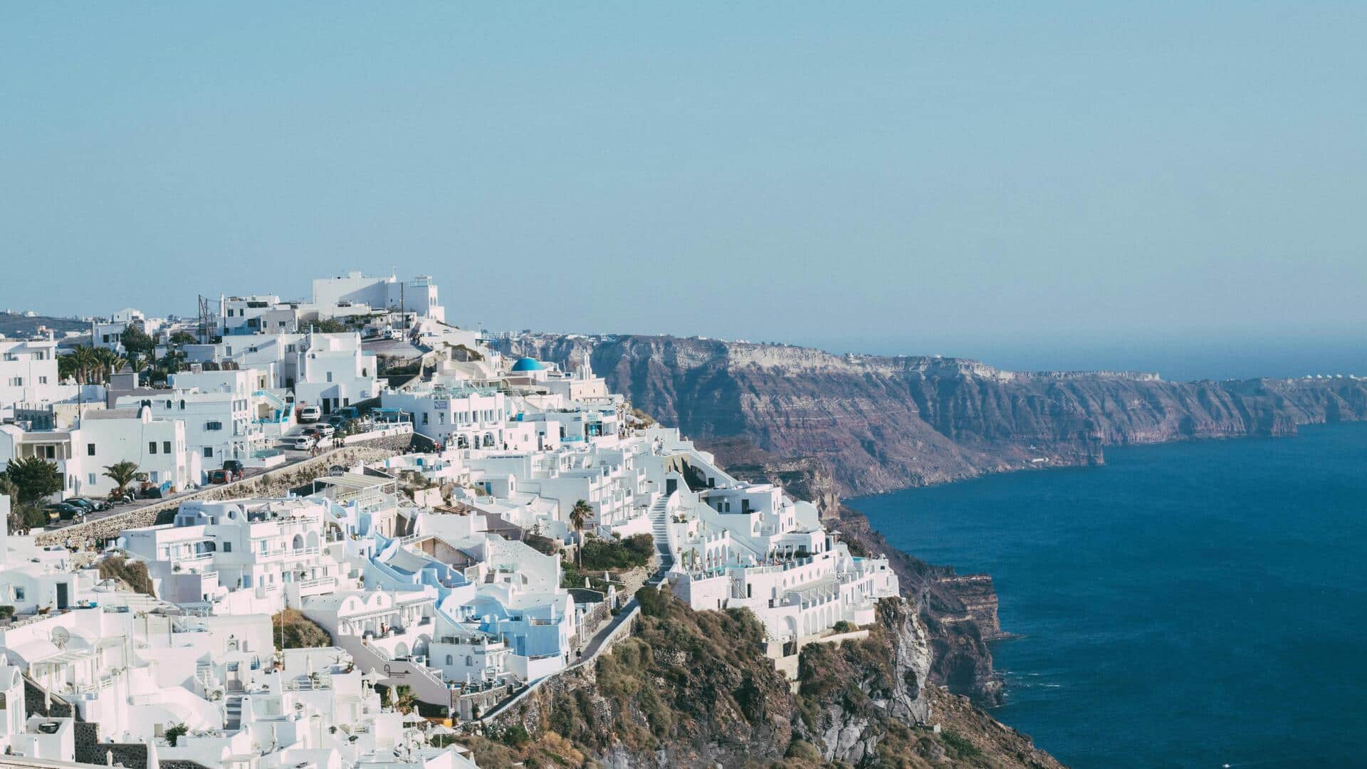 Menjelajahi Desa Menawan di Santorini selain Oia
