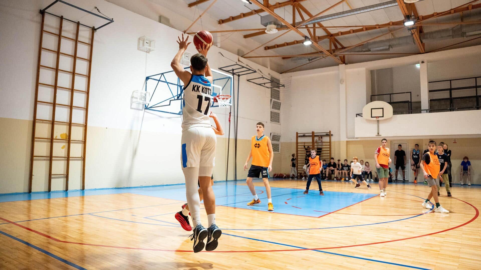 Bagaimana gravitasi memengaruhi tembakan lompat basket?