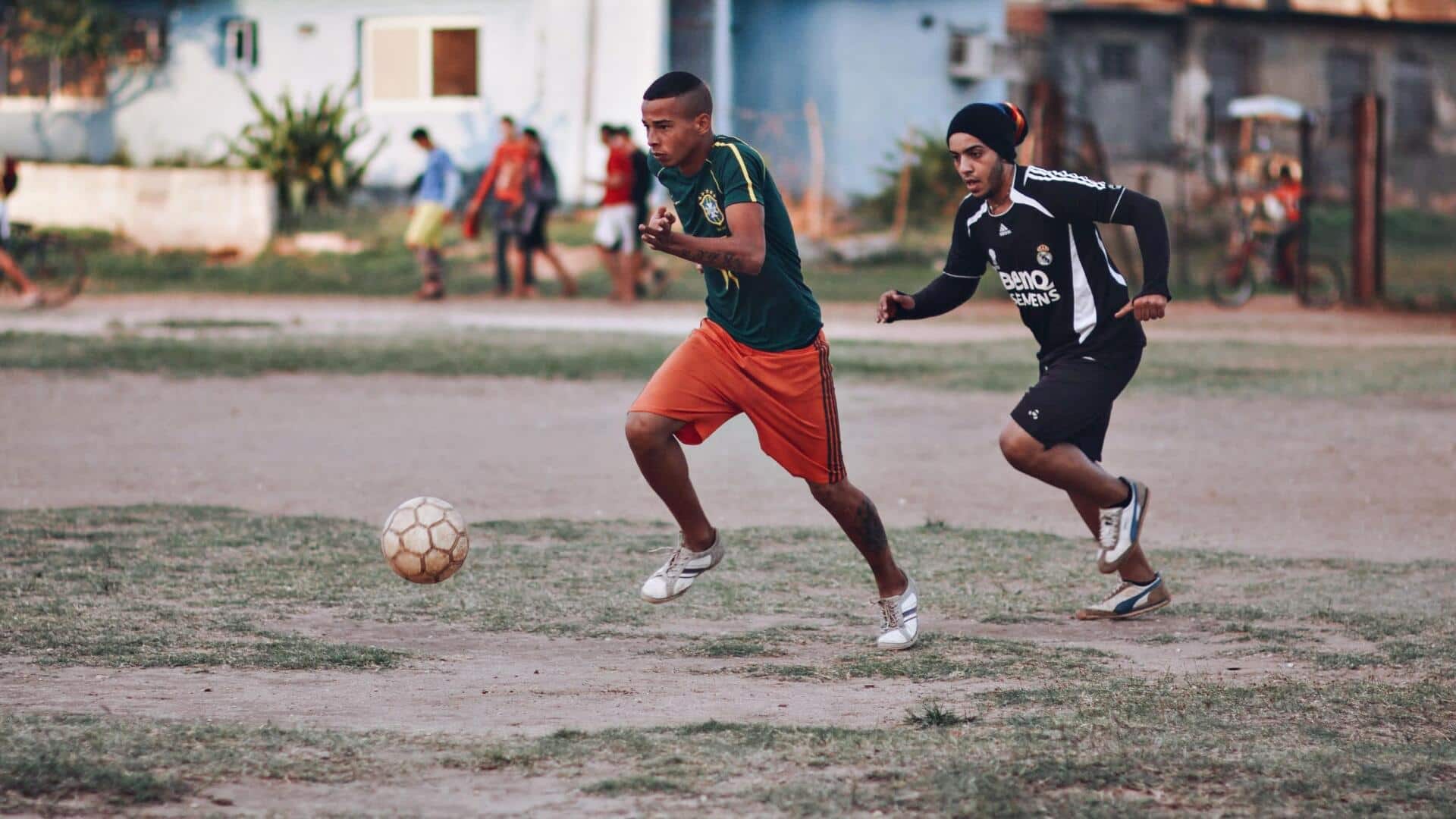 Mengapa pemain sepak bola berlatih dengan bola besar?