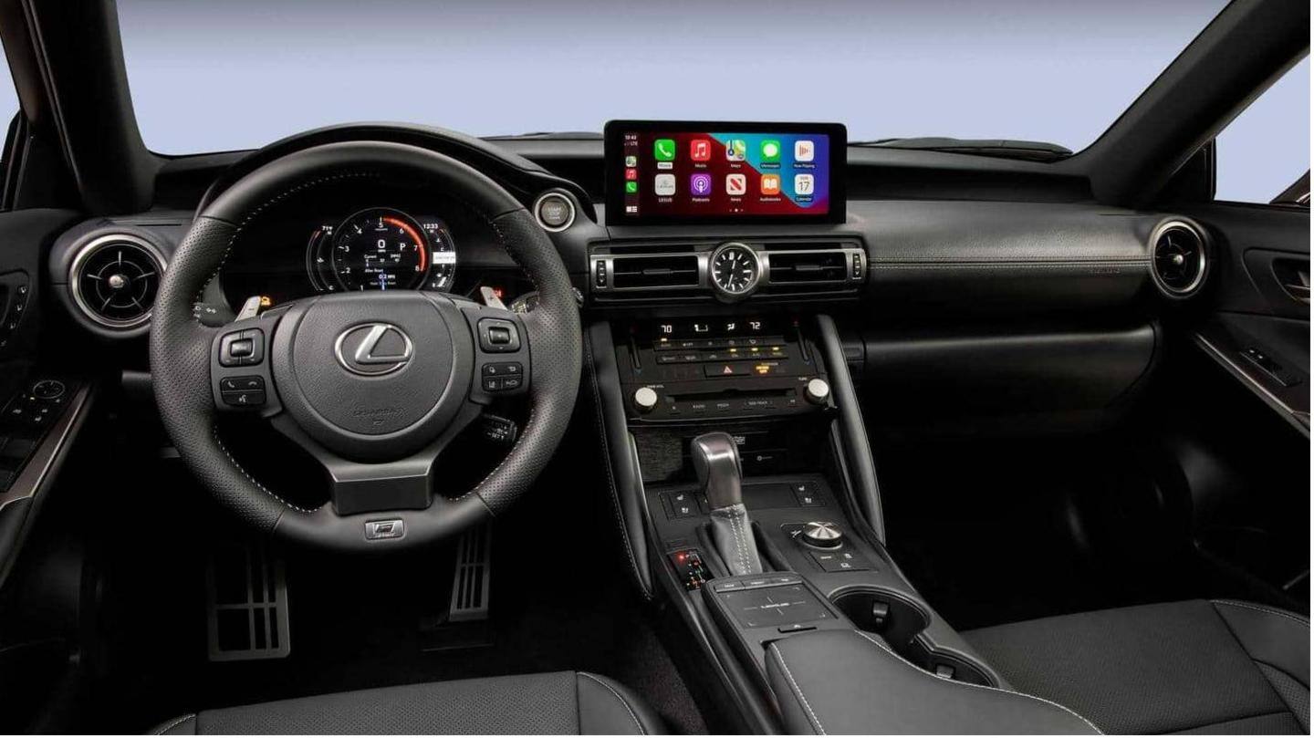 Menawarkan Lexus Safety System+ 2.5 dan setir berpemanas Menawarkan Lexus Safety System+ 2.5 dan setir berpemanas