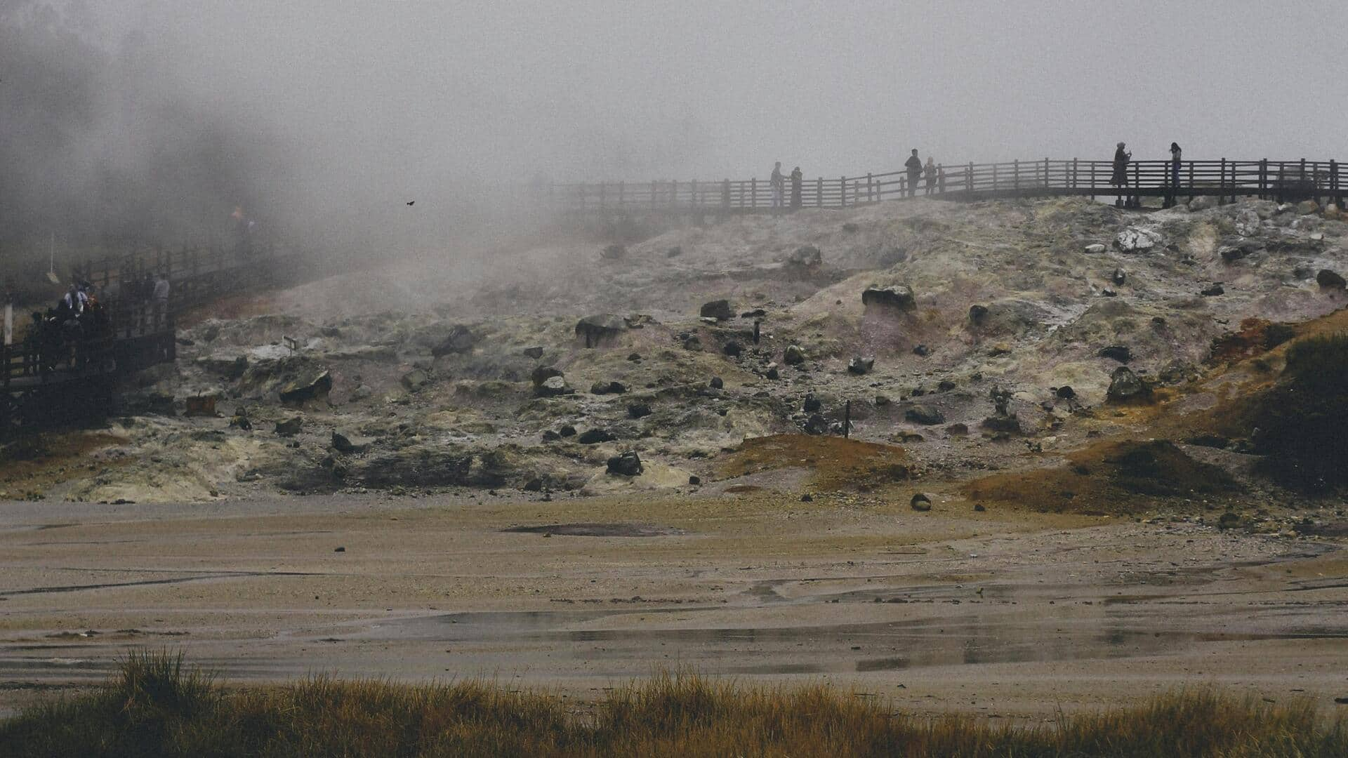 Menjelajahi Kawah Sikidang yang Memukau di Dataran Tinggi Dieng, Indonesia