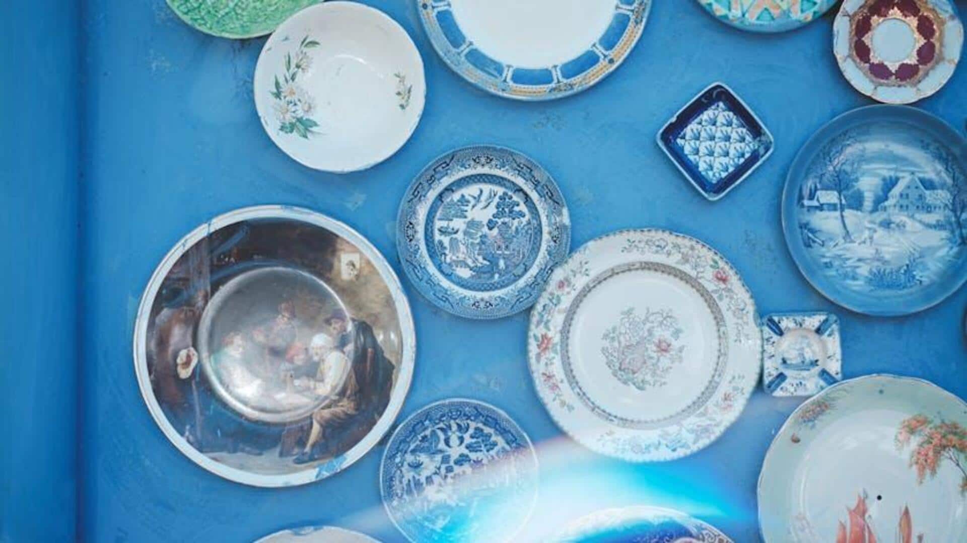 Hiasi dinding polos dengan piring makan