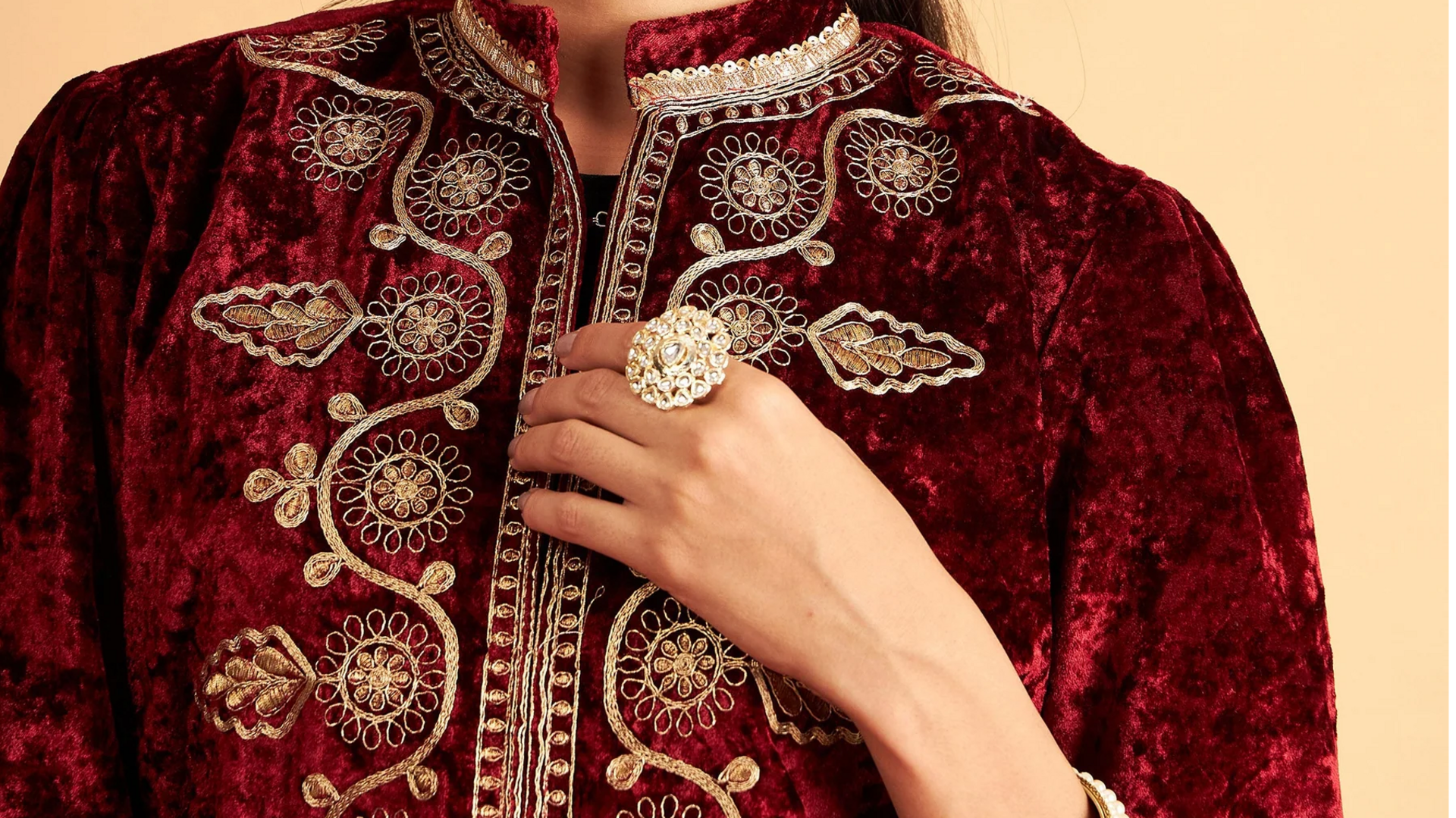 Tingkatkan gaya musim dingin dengan jaket etnik beludru