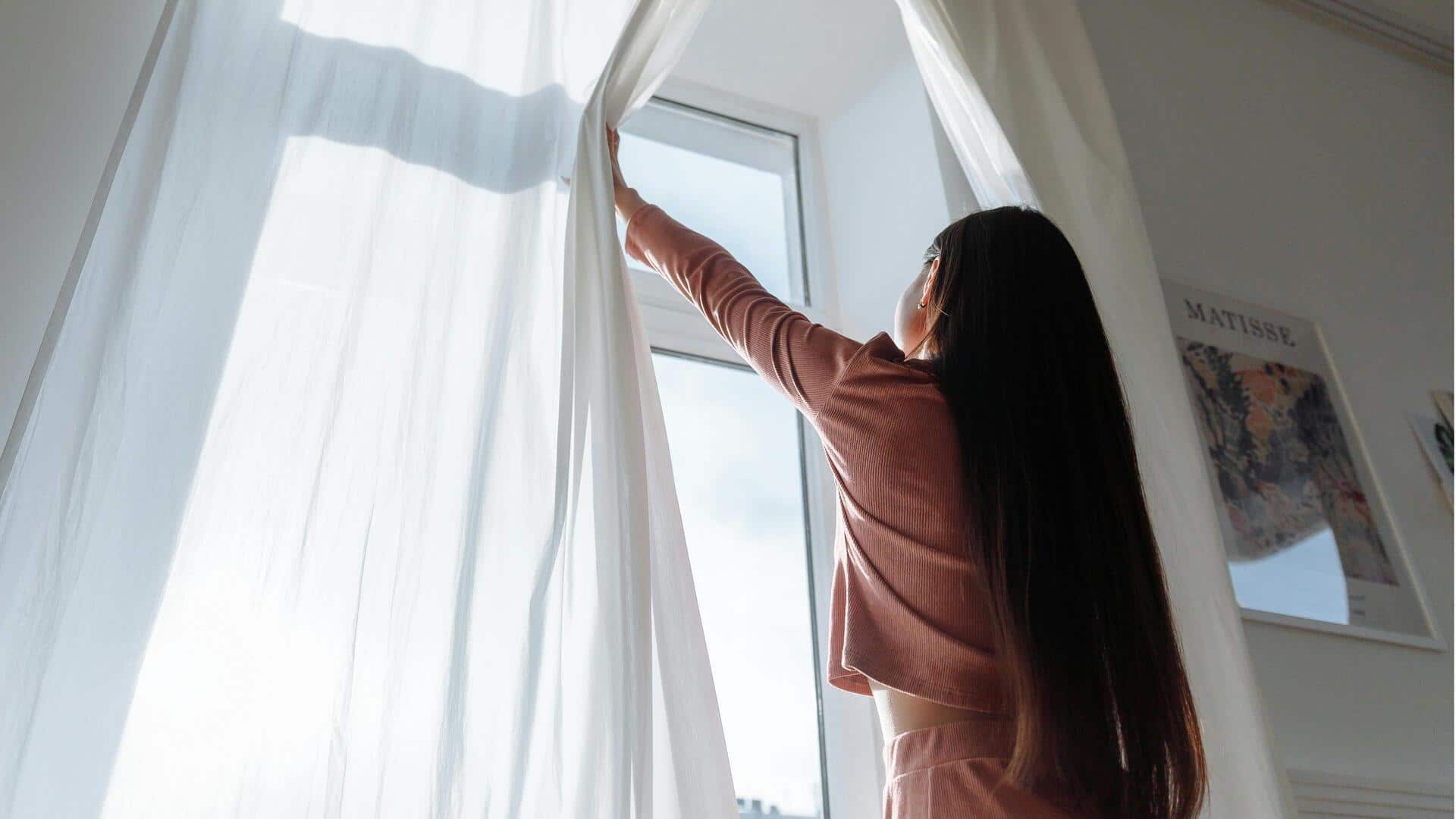 Menerangi ruangan dengan tirai kreatif