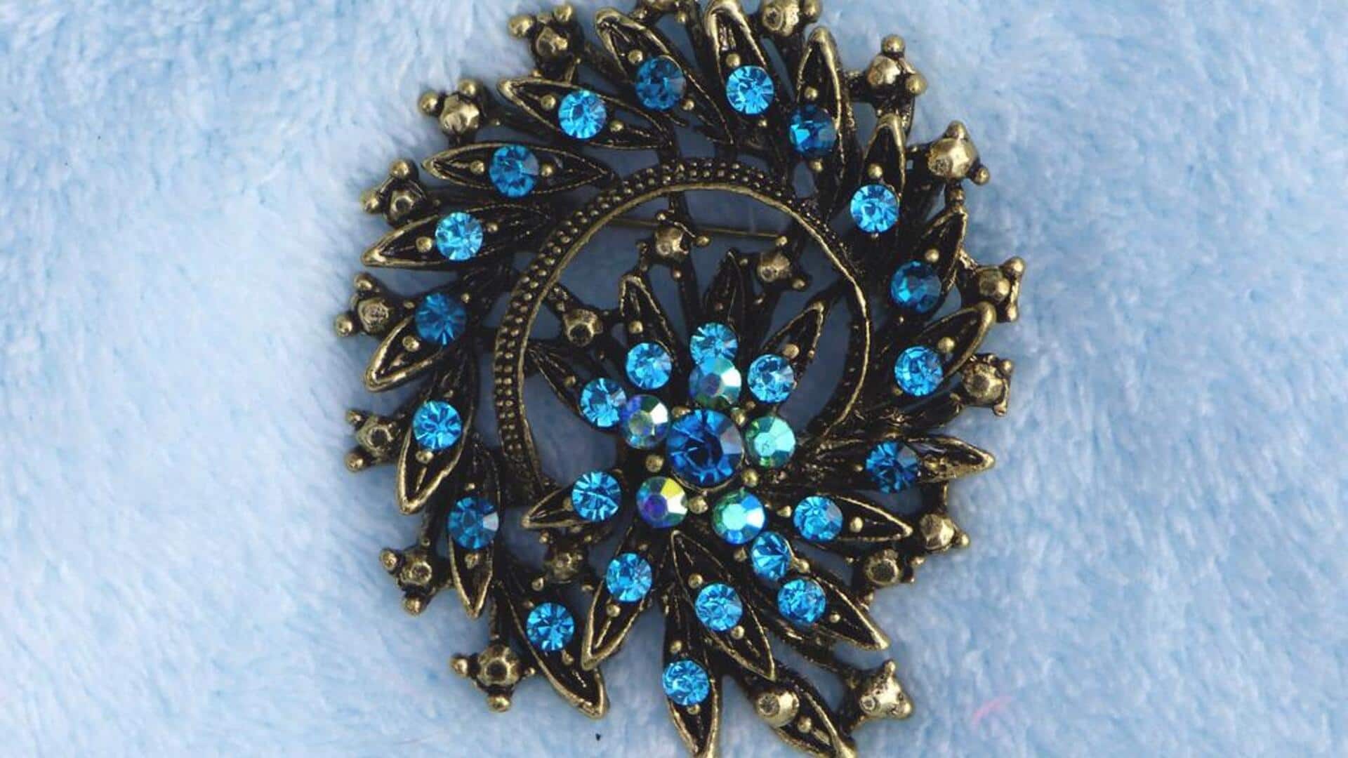 Memperbarui mantel dengan bros vintage: Tip gaya abadi