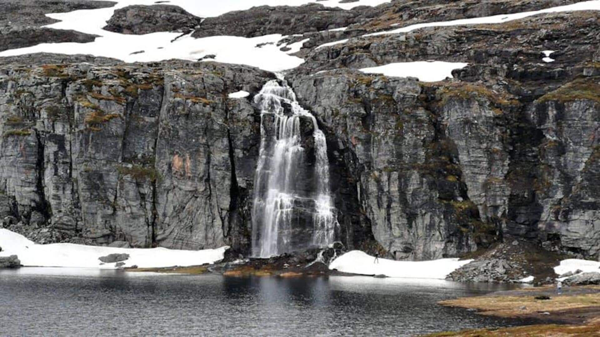 Menjelajahi Air Terjun Misterius di Norwegia