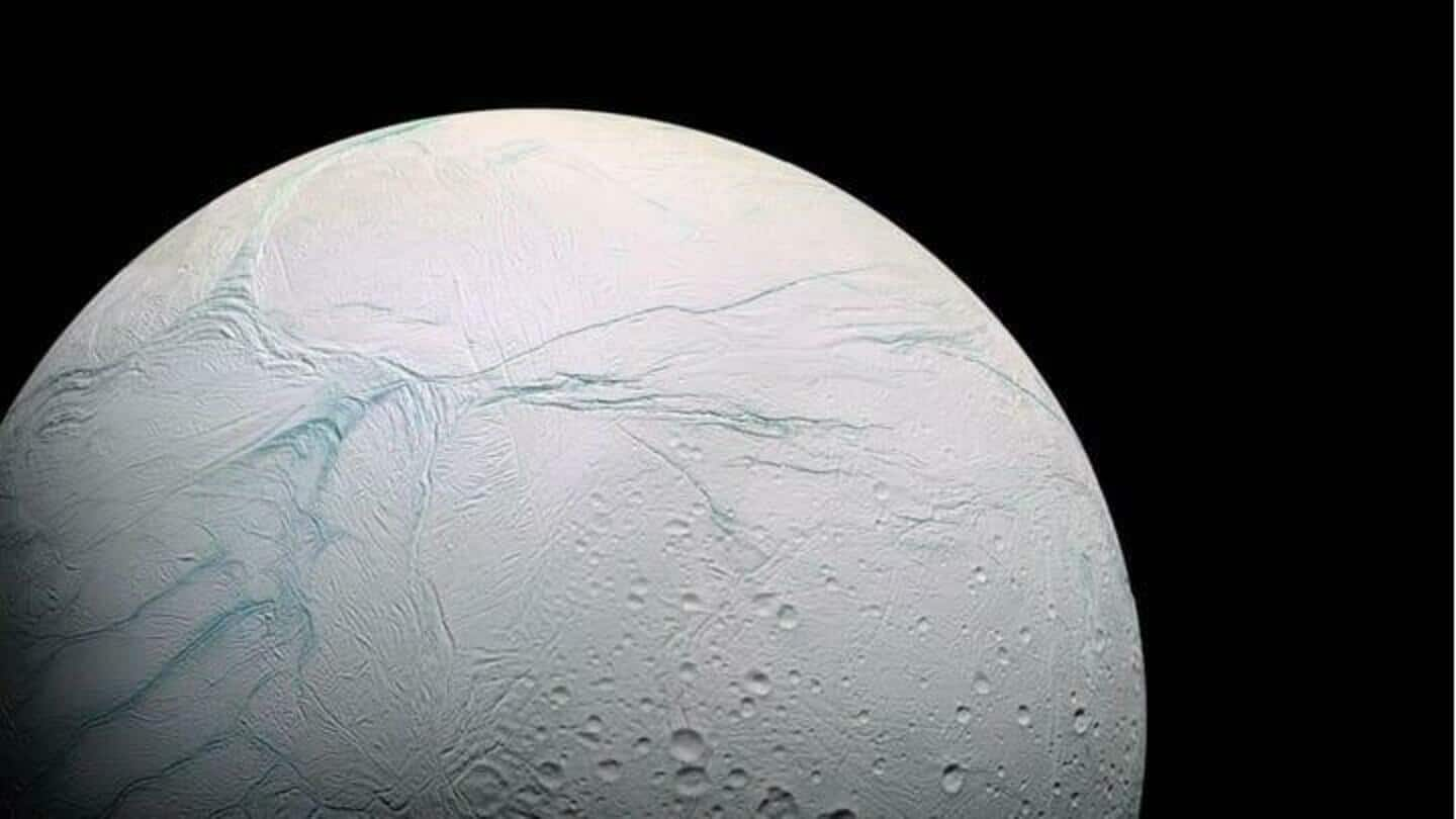 NASA berbagi gambar menakjubkan dari bulan es Saturnus Enceladus