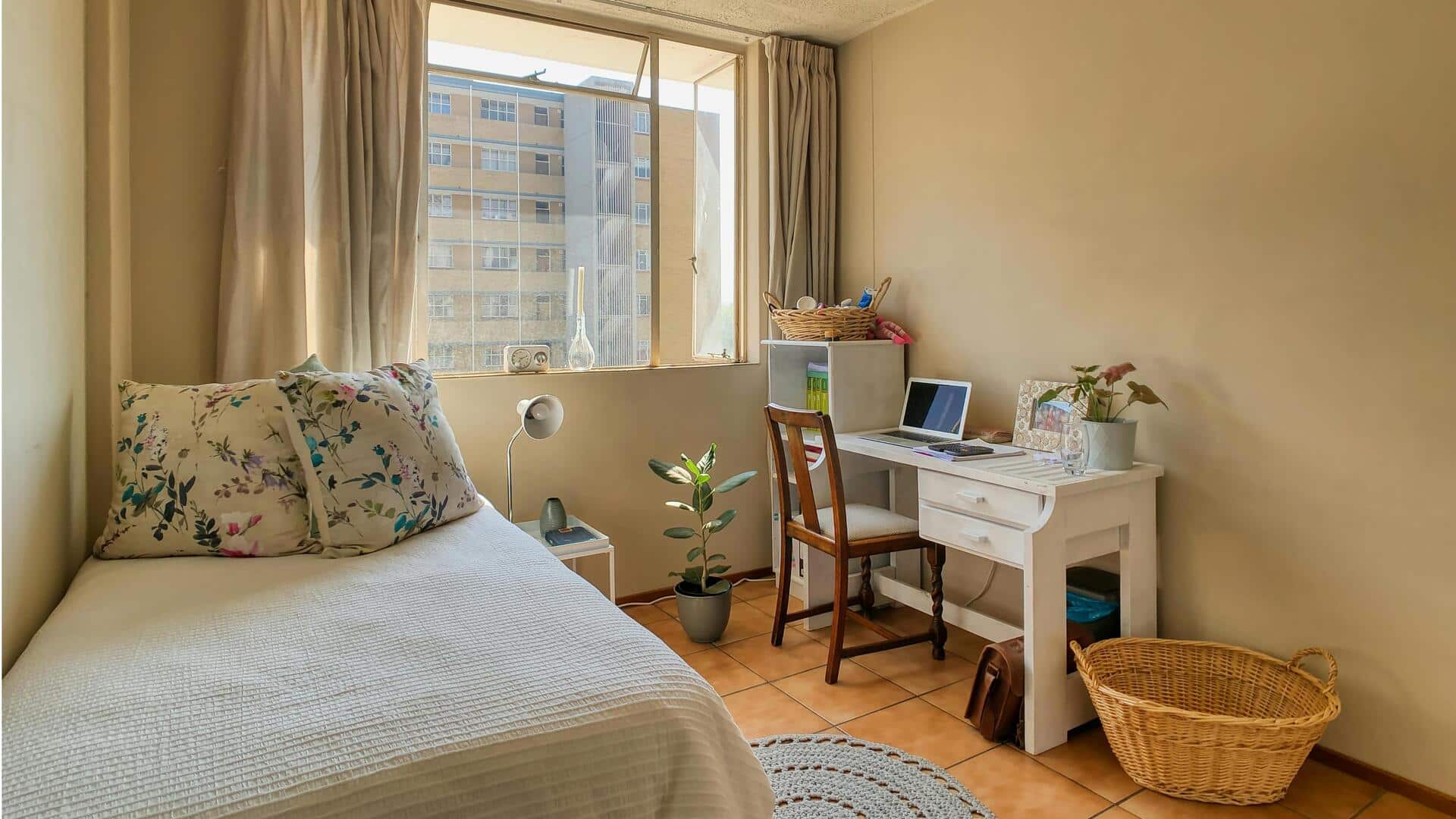 Solusi penyimpanan sudut kreatif untuk apartemen kecil