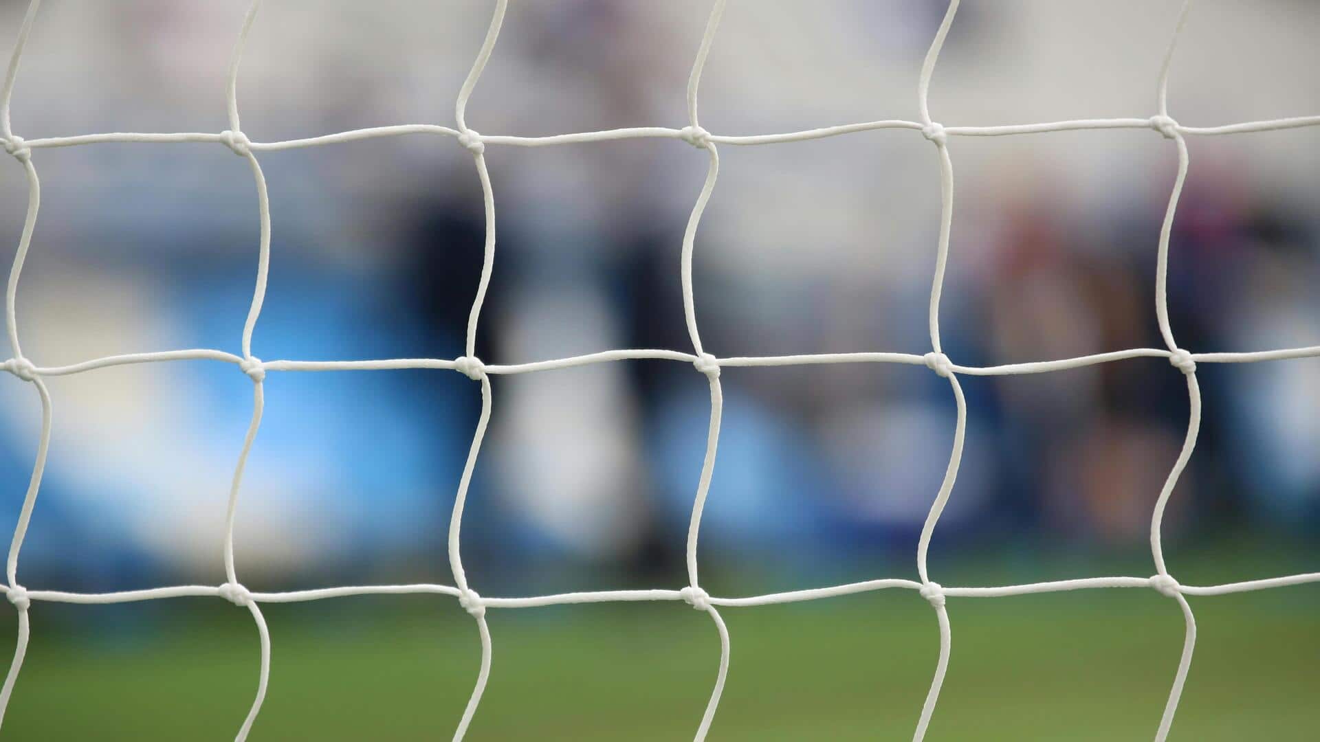Mengapa jaring sepak bola memiliki ukuran mesh berbeda?