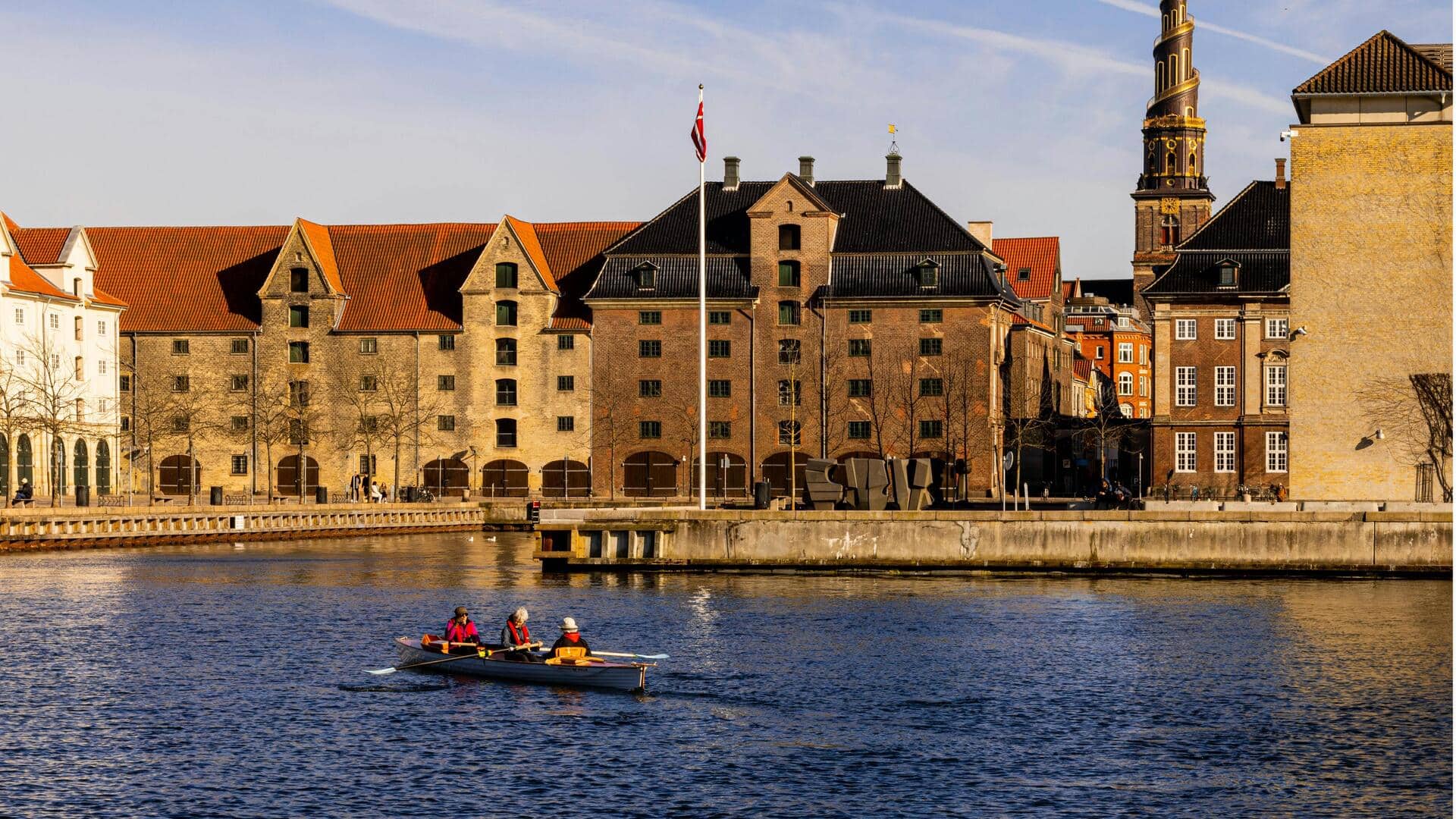 Menemukan Kanal Tersembunyi di Kopenhagen untuk Kayak Santai