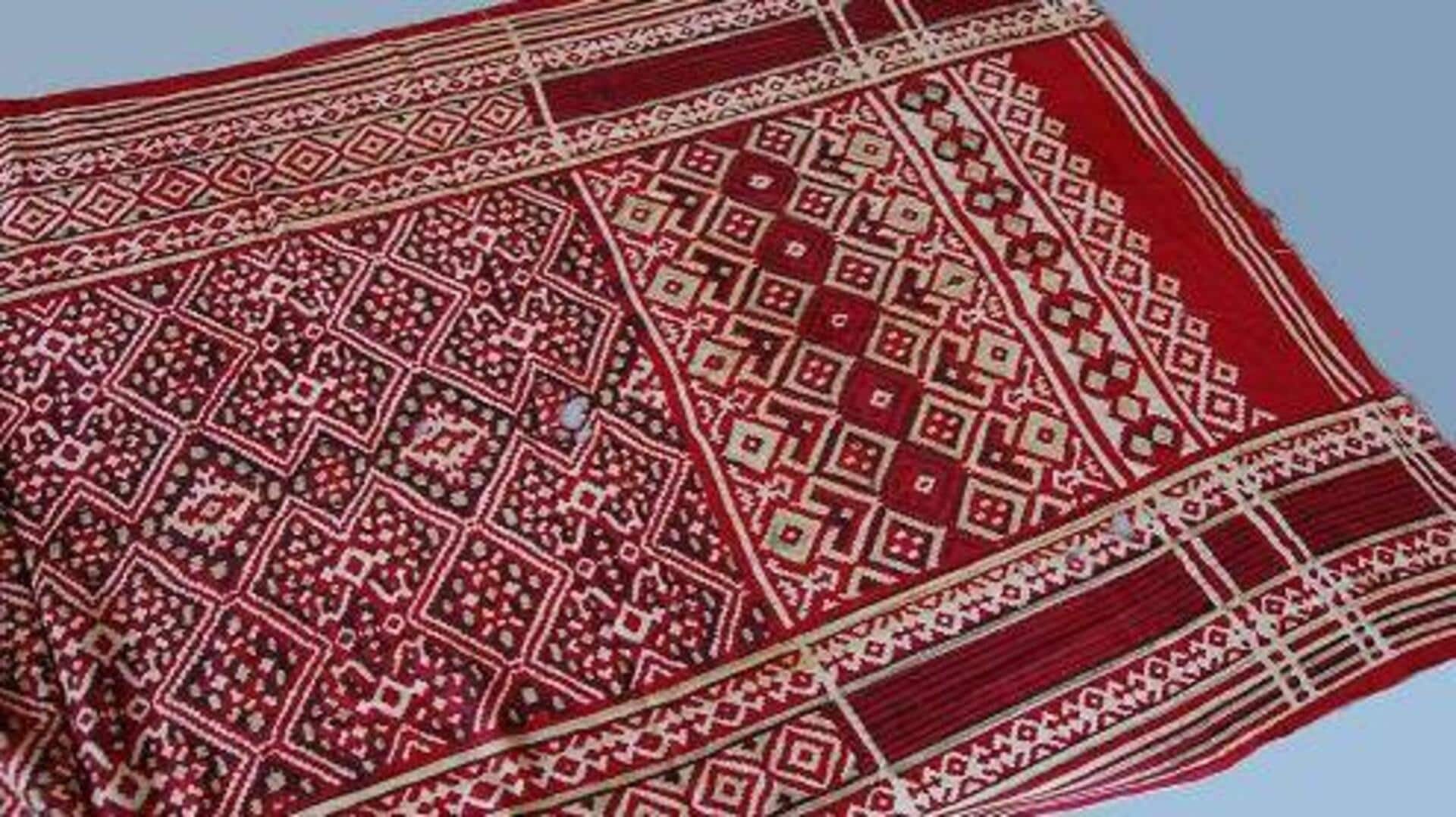 Pola Patola: Memperbarui busana etnik Anda dengan warna cerah