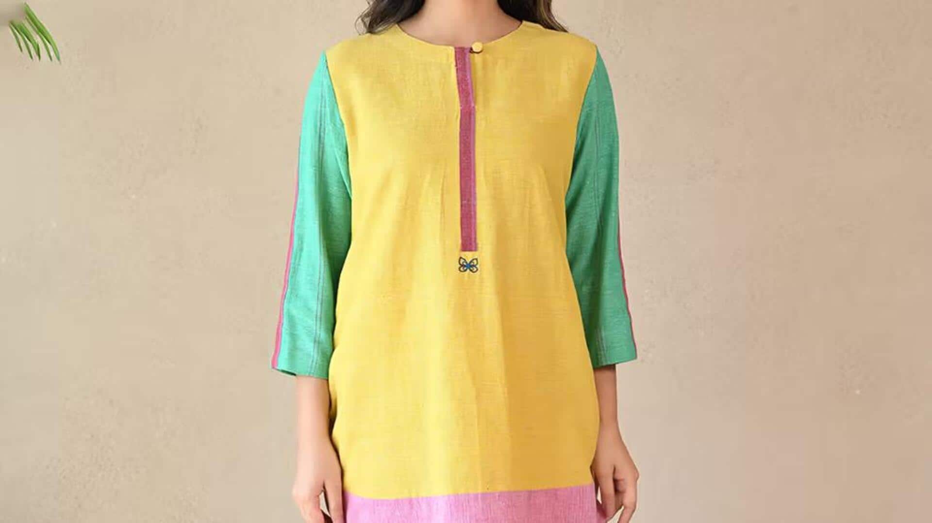 Gaya color-blocking untuk musim hujan India