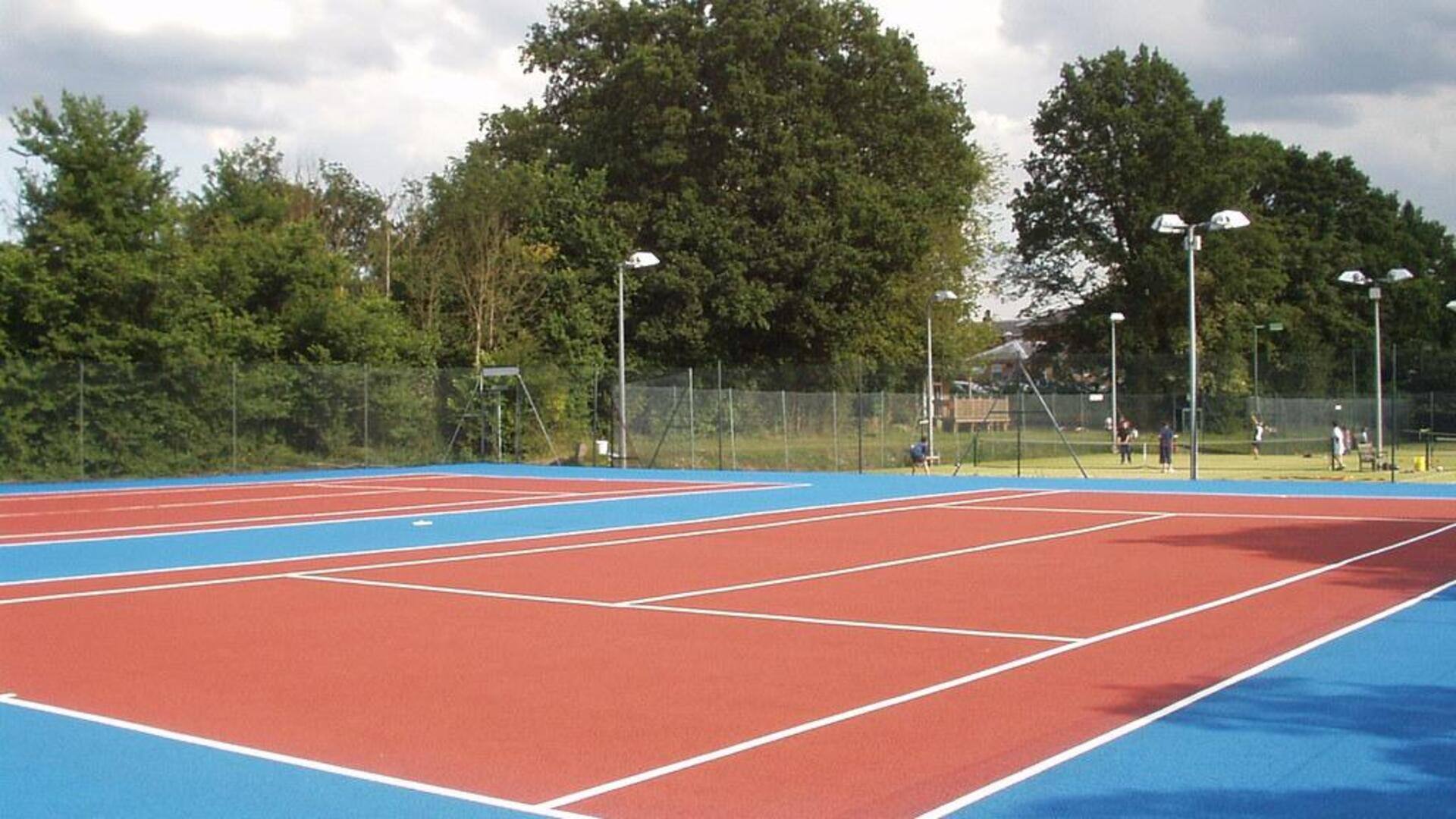 Mengapa lapangan tenis berwarna berbeda? Mengapa lapangan tenis berwarna berbeda?