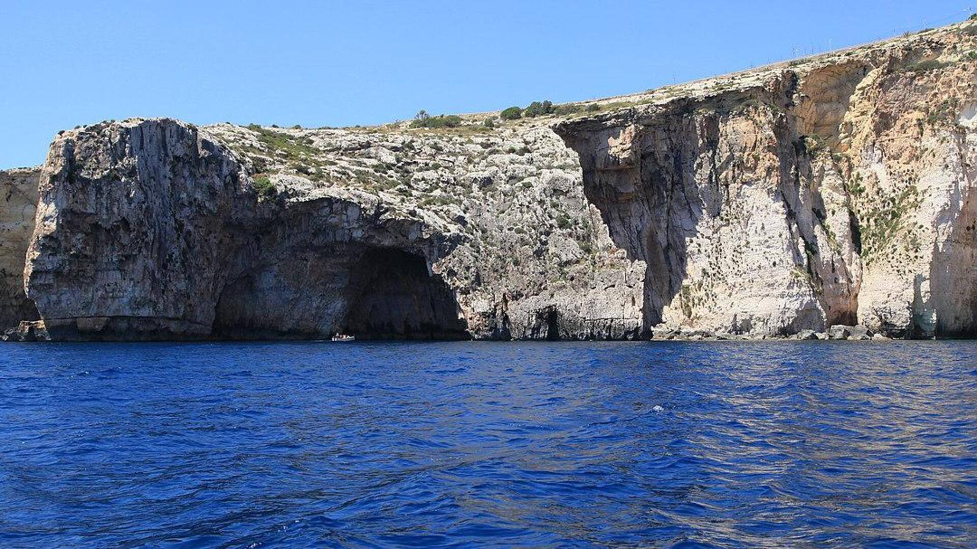 Menjelajahi Formasi Blue Grotto di Malta