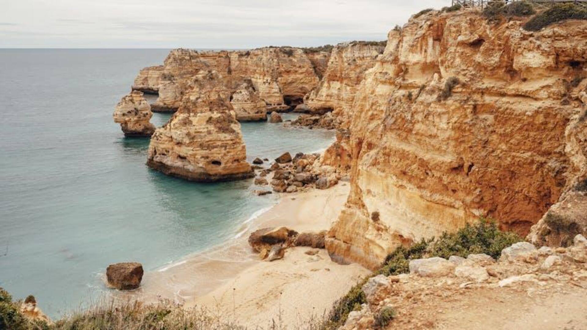 Menjelajahi Teluk Tenang di Algarve untuk Pelarian Damai