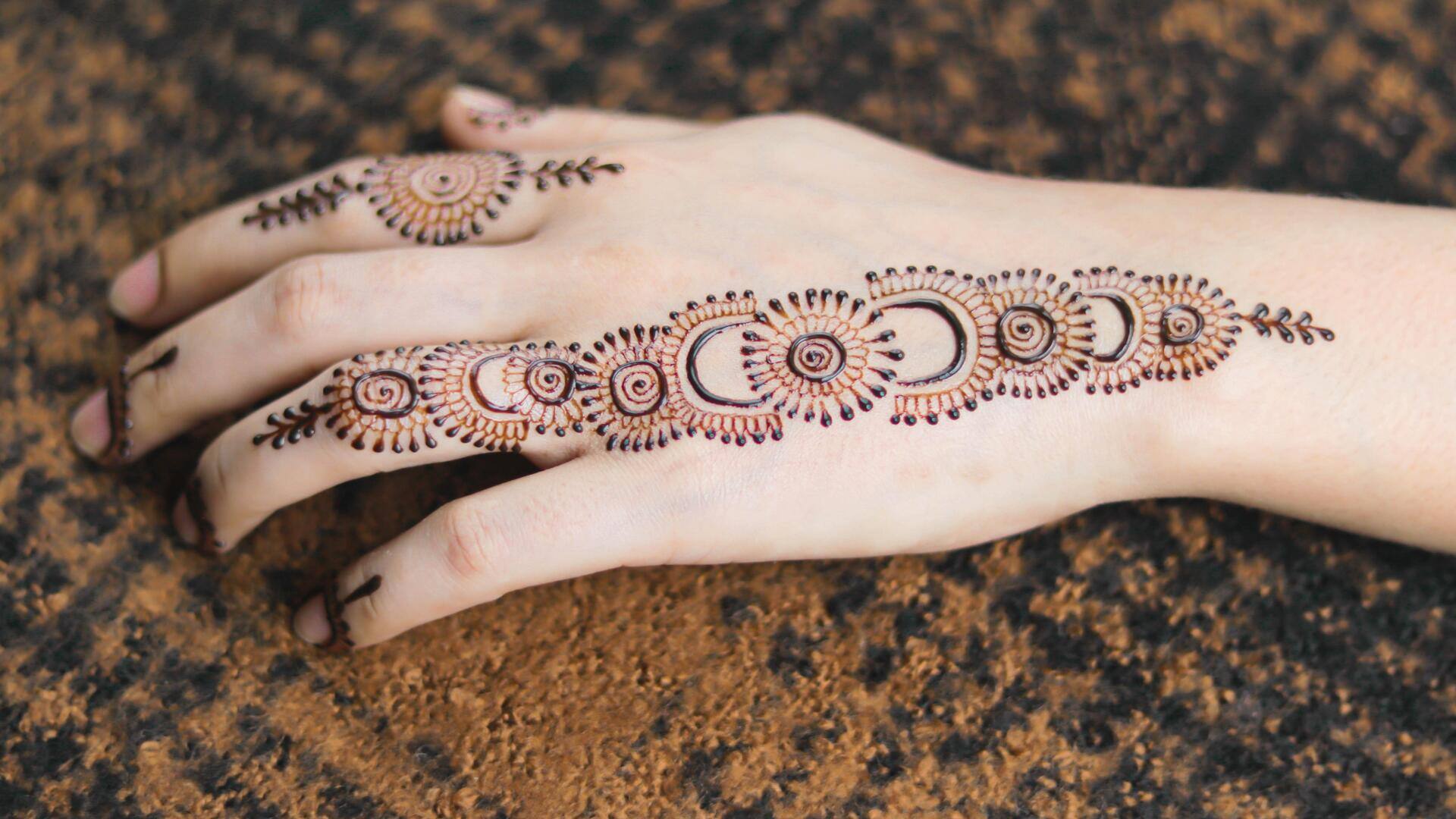 Desain mehndi kuno: Interpretasi modern untuk tampilan trendi