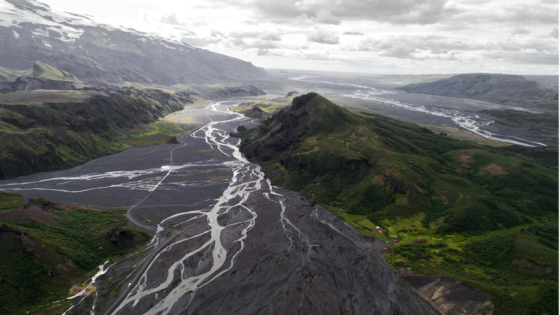 Menjelajahi Keindahan Gunung Berapi Eyjafjallajokull, Islandia