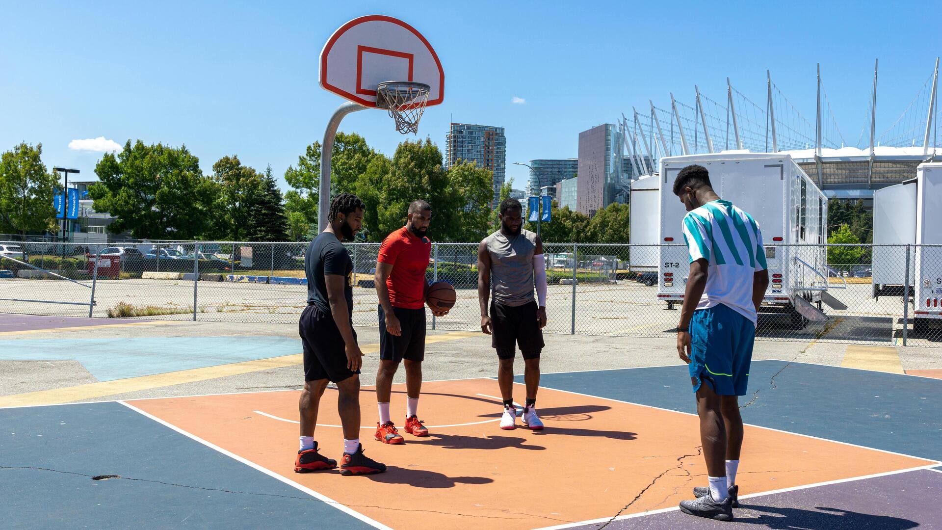 Jarak garis lemparan bebas dalam basket: Mengapa 4,5 meter?