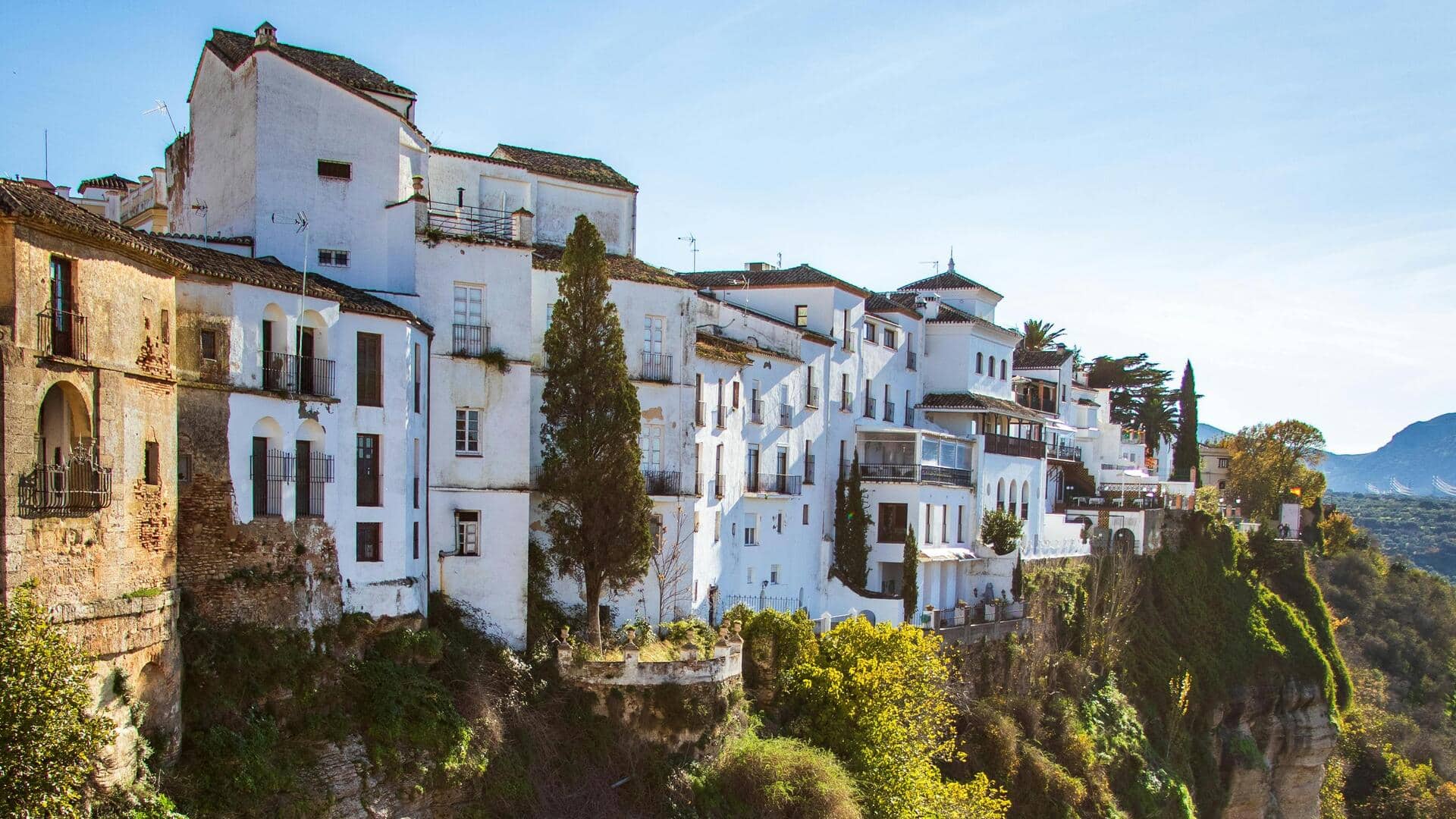 Menjelajahi Desa Putih Tersembunyi di Andalusia, Spanyol