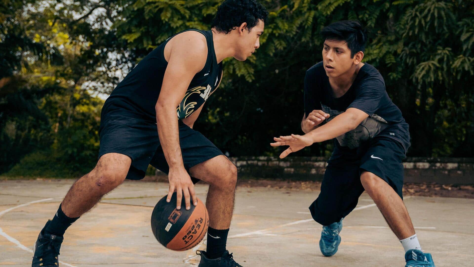 Apa yang menentukan Triple-Double dalam statistik bola basket?