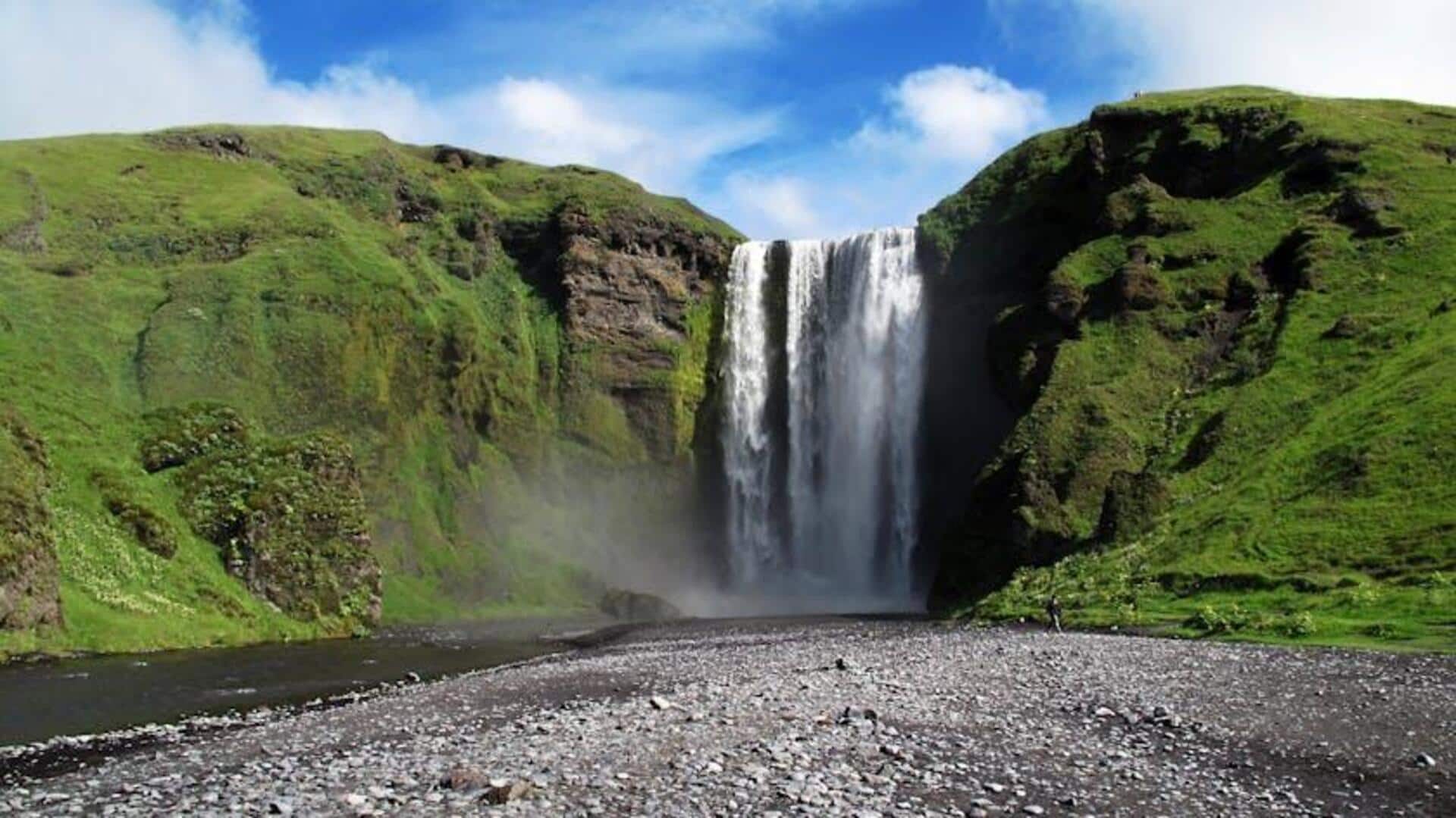 Menjelajahi Air Terjun dan Pemandian Air Panas Islandia