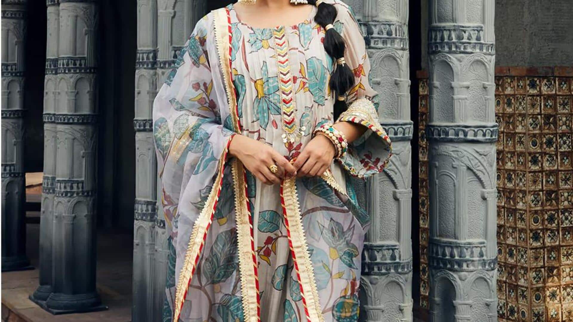 Penggunaan elegan Dupatta dalam mode musim panas India