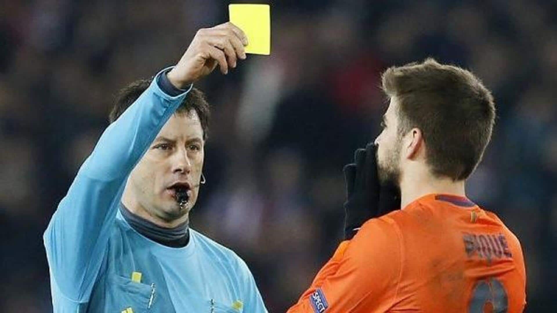 Mengapa wasit sepak bola memberi dua kartu kuning?