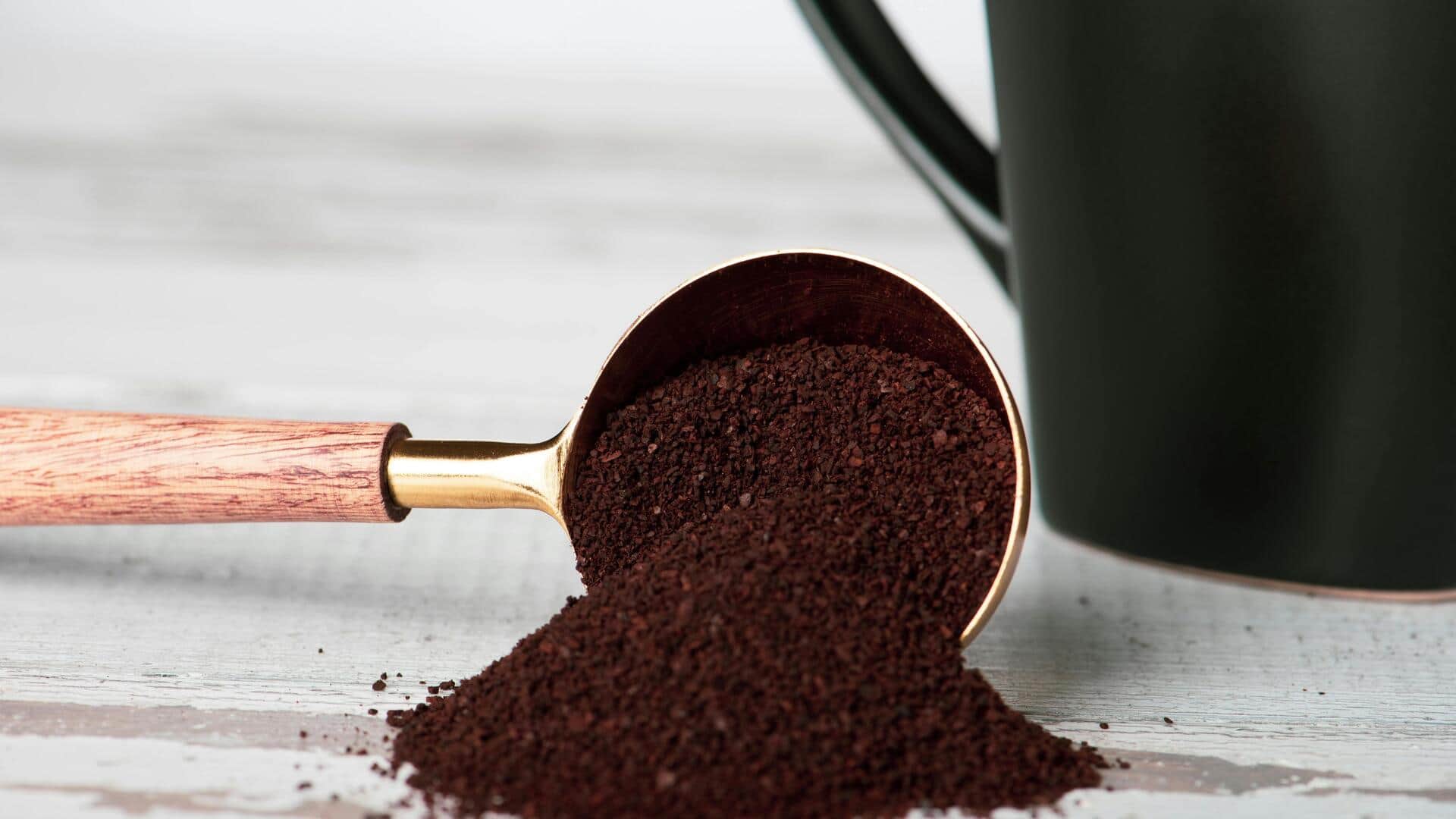 Menggunakan ampas kopi untuk membersihkan dan menghilangkan bau Menggunakan ampas kopi untuk membersihkan dan menghilangkan bau