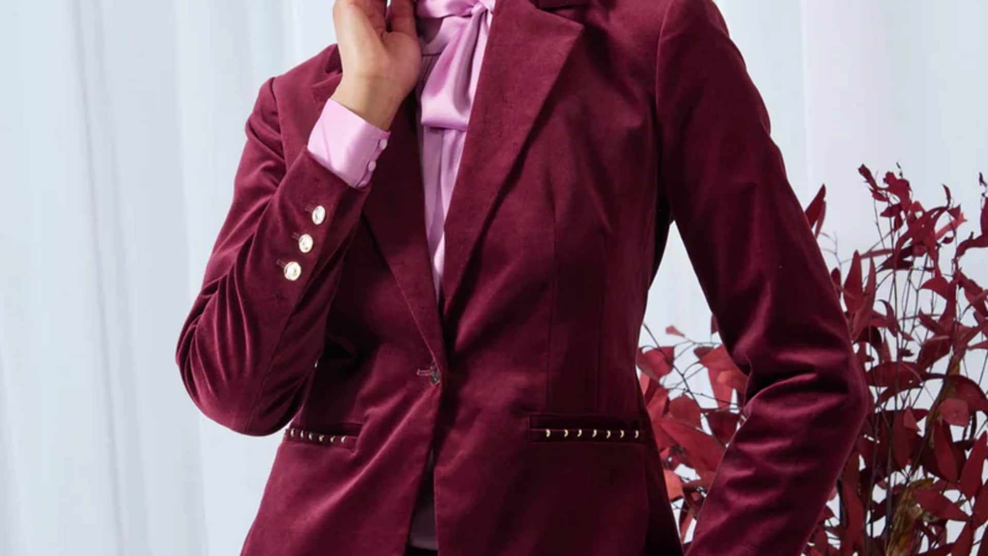 Lima cara memadukan blazer beludru untuk musim dingin India