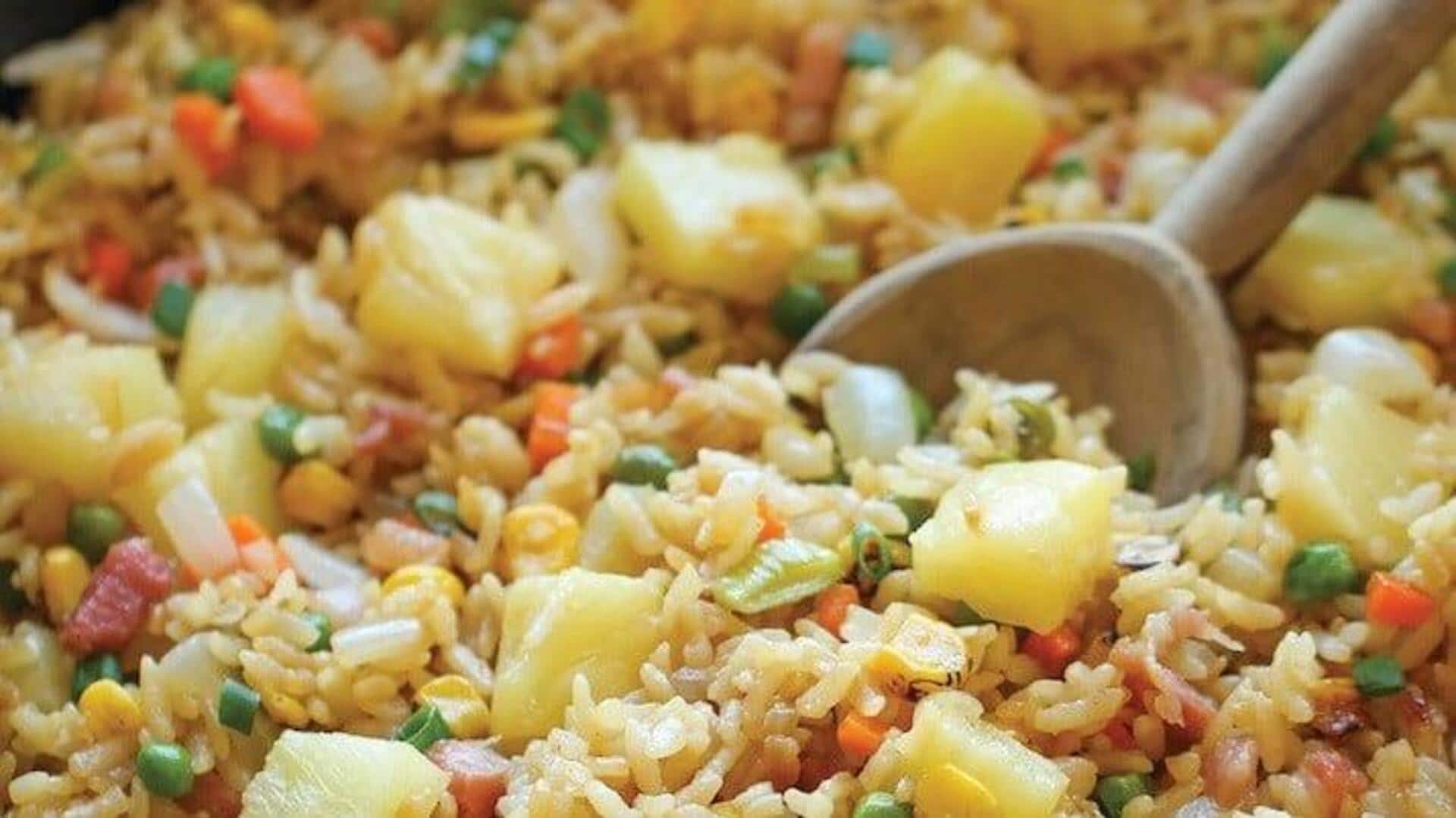 Perpaduan Nasi Goreng Tropis dengan Buah Segar Perpaduan Nasi Goreng Tropis dengan Buah Segar
