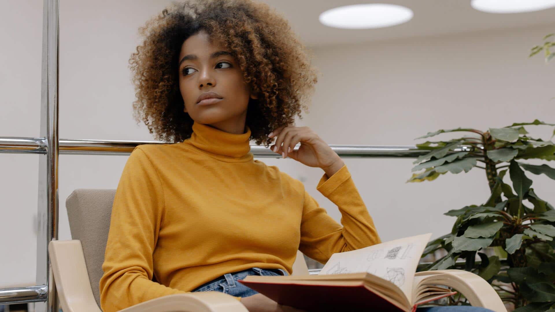 Cara memakai turtleneck bergaris untuk musim dingin India