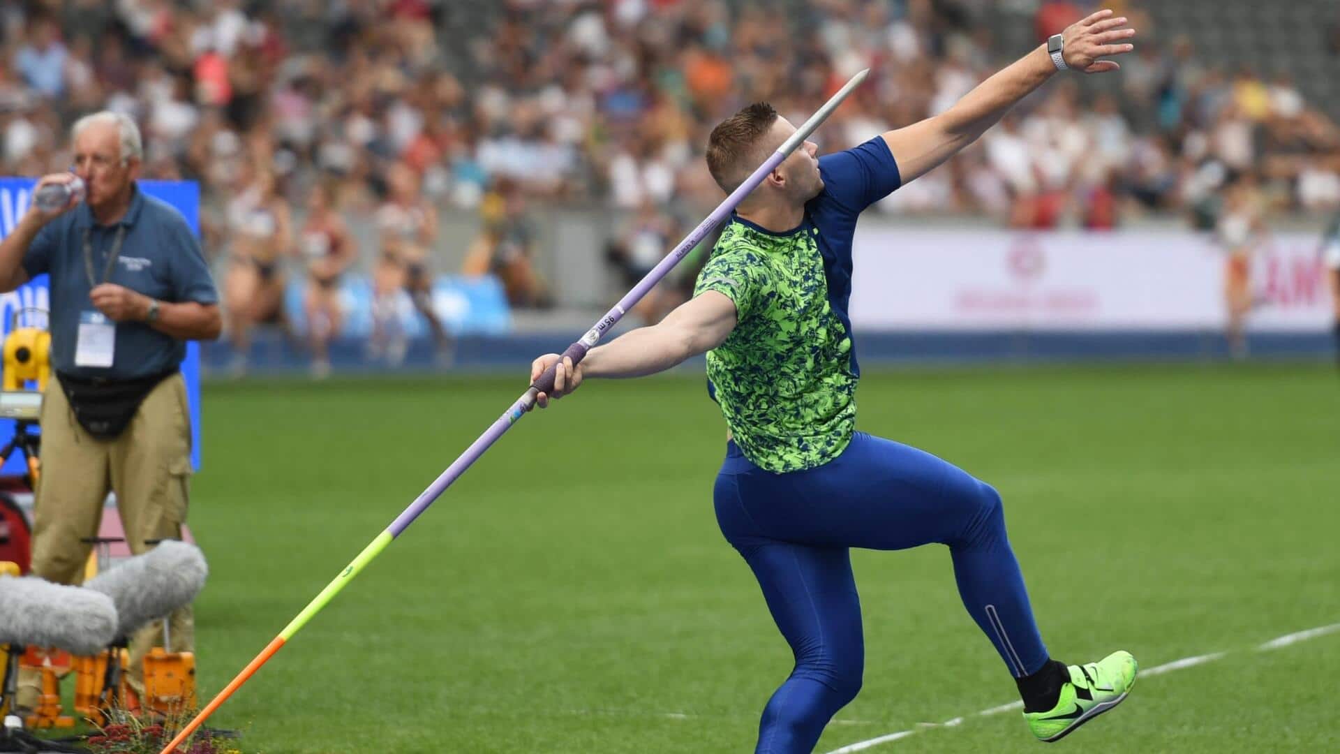 Mengapa atlet lempar lembing melempar dengan satu tangan saja?